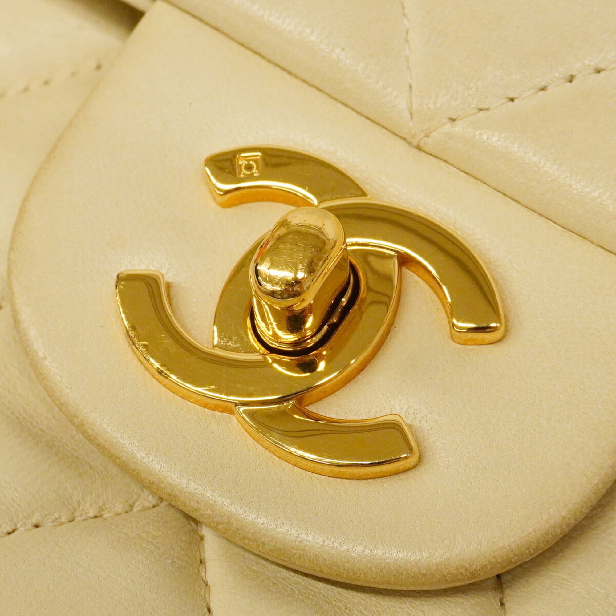 Chanel Beige Leather Shoulder Bag (Pre-Owned)