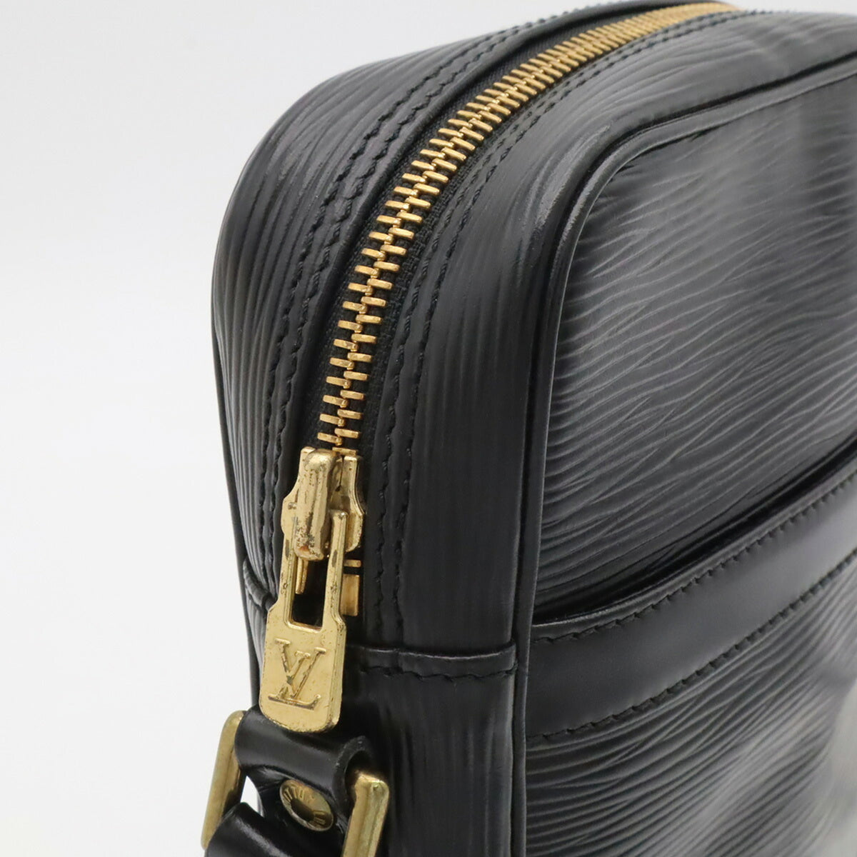 Louis Vuitton Black Noir Epi Leather Pochette Shoulder Bag (Pre-Owned)