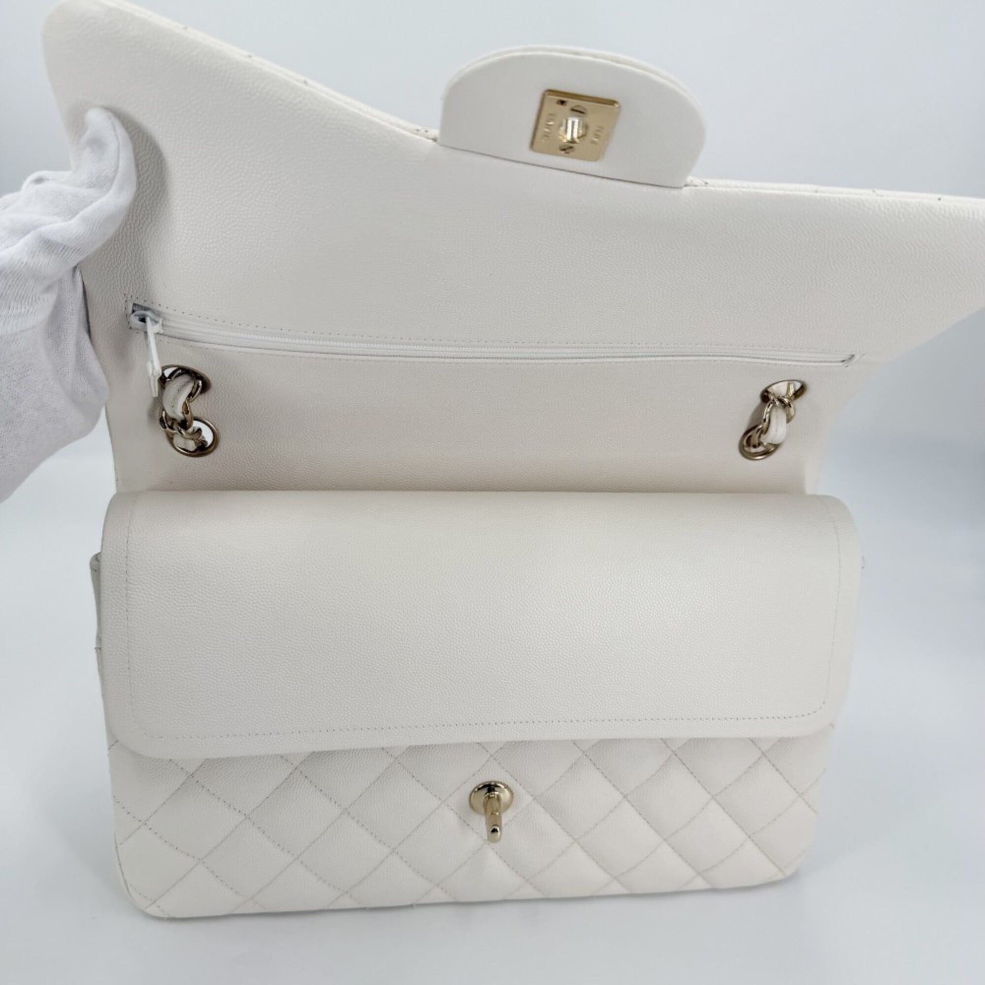 Chanel Matelasse White Grained Calfskin Shoulder Bag (Pre-Owned)