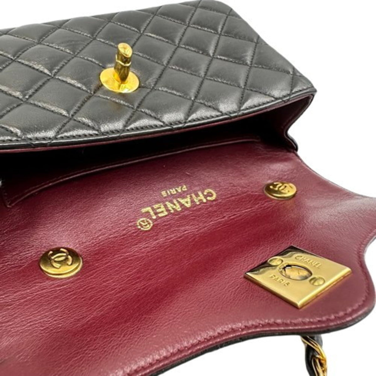 Chanel Matelasse Black Leather Shoulder Bag (Pre-Owned)