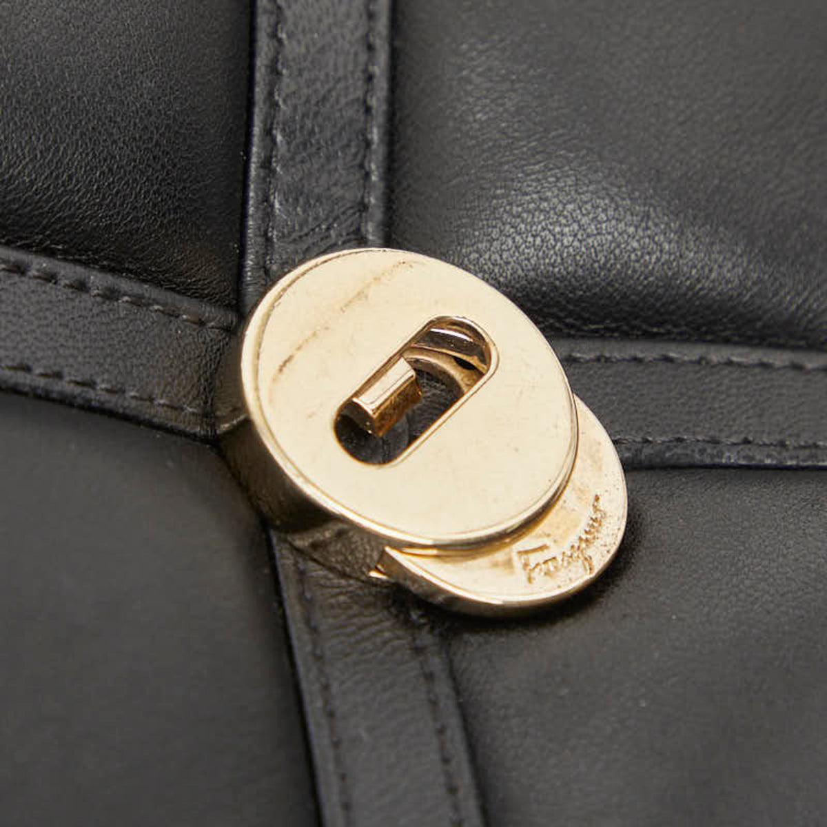 Salvatore Ferragamo Black Leather Shoulder Bag (Pre-Owned)