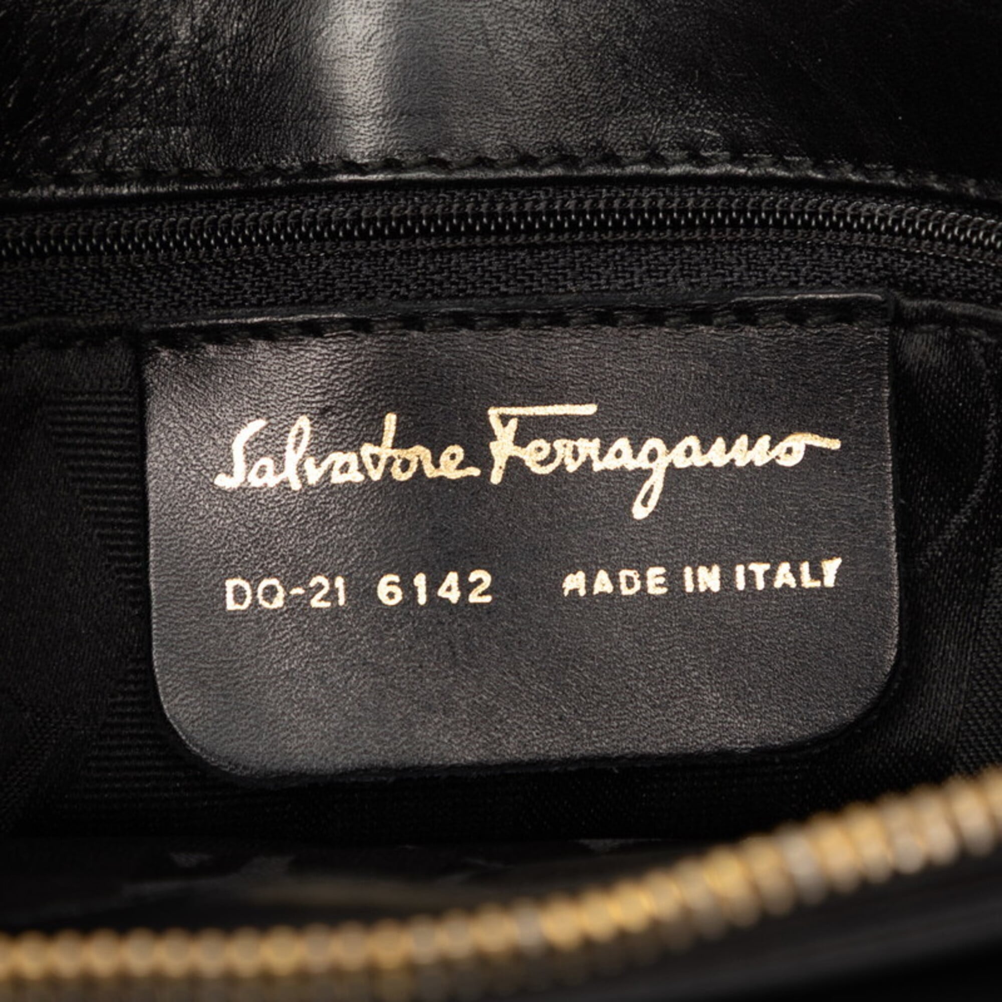 Salvatore Ferragamo Black Leather Shoulder Bag (Pre-Owned)
