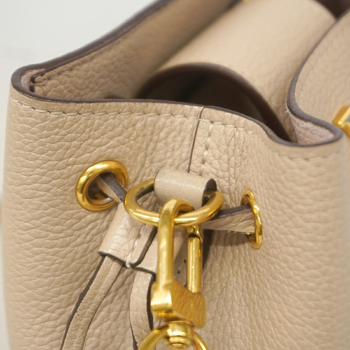 Louis Vuitton Beige Shoulder Bag (Pre-Owned)