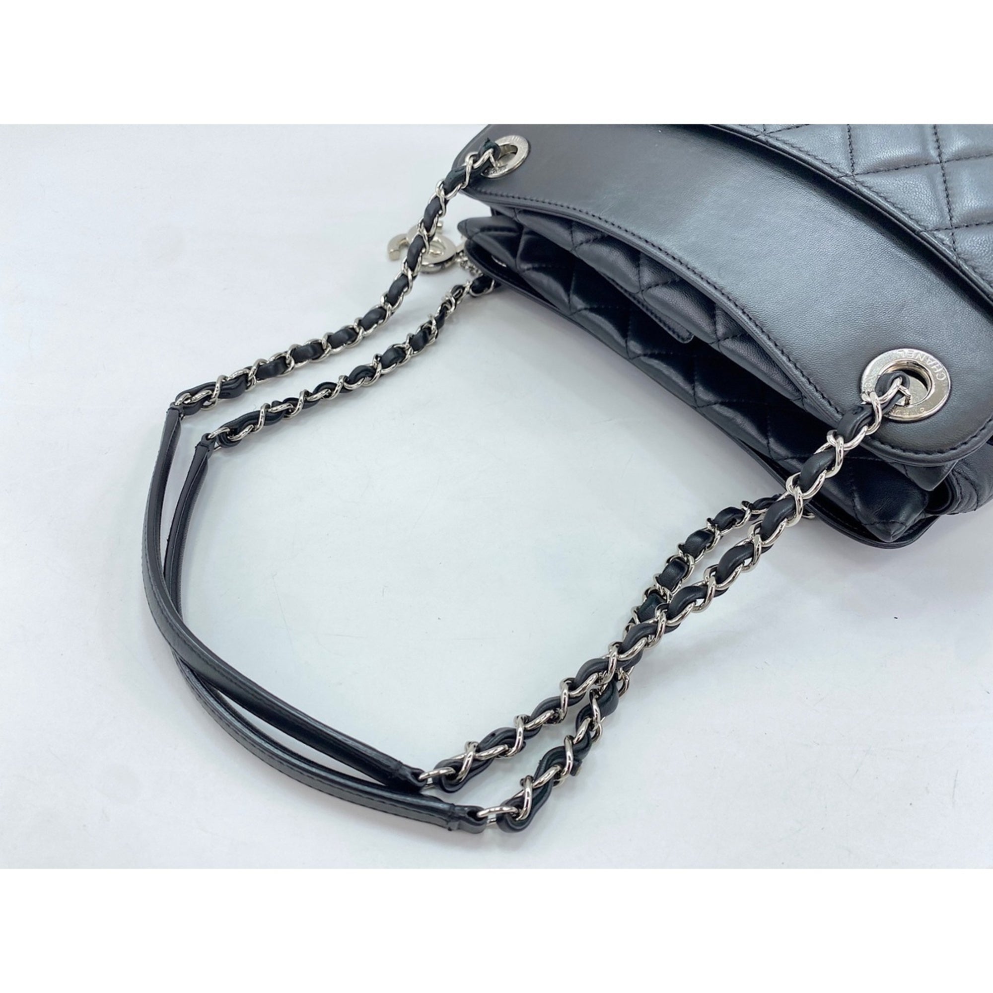Chanel Black Shoulder Bag (Pre-Owned)