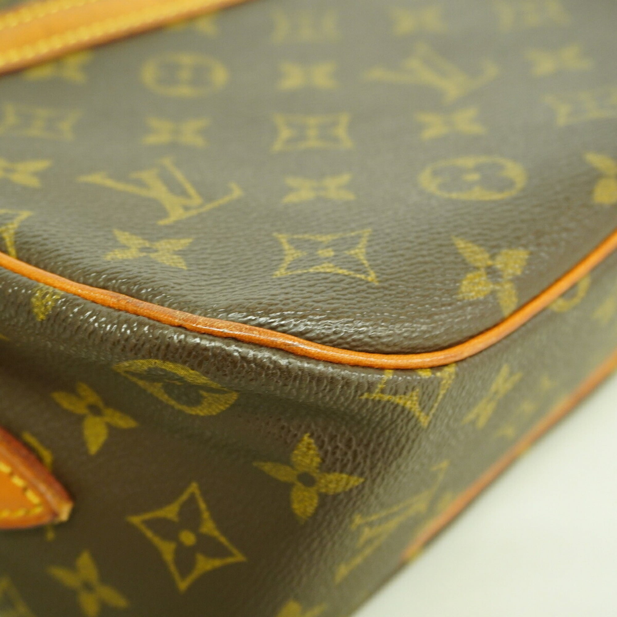 Louis Vuitton Brown Shoulder Bag (Pre-Owned)