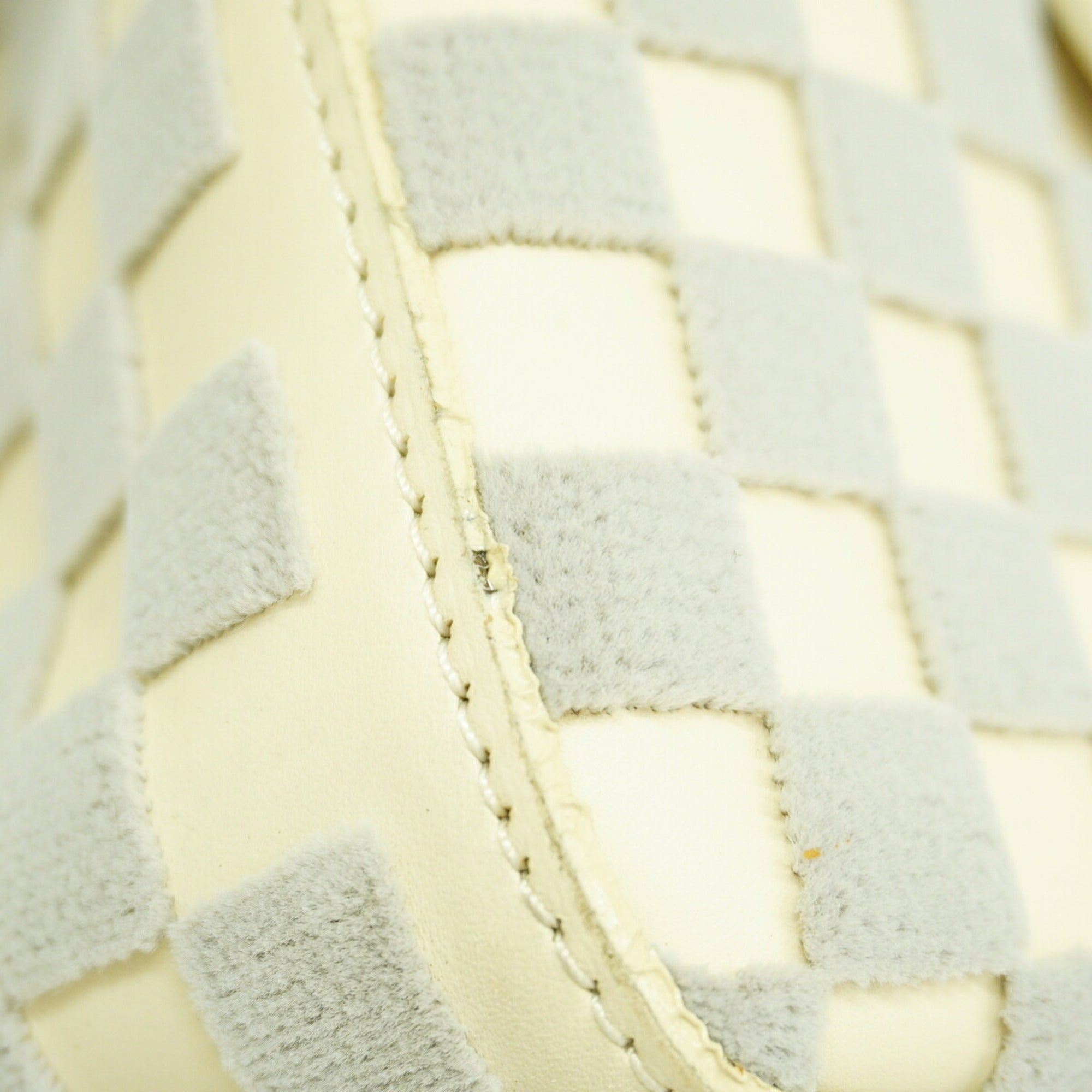Louis Vuitton Gris Handbag (Pre-Owned)