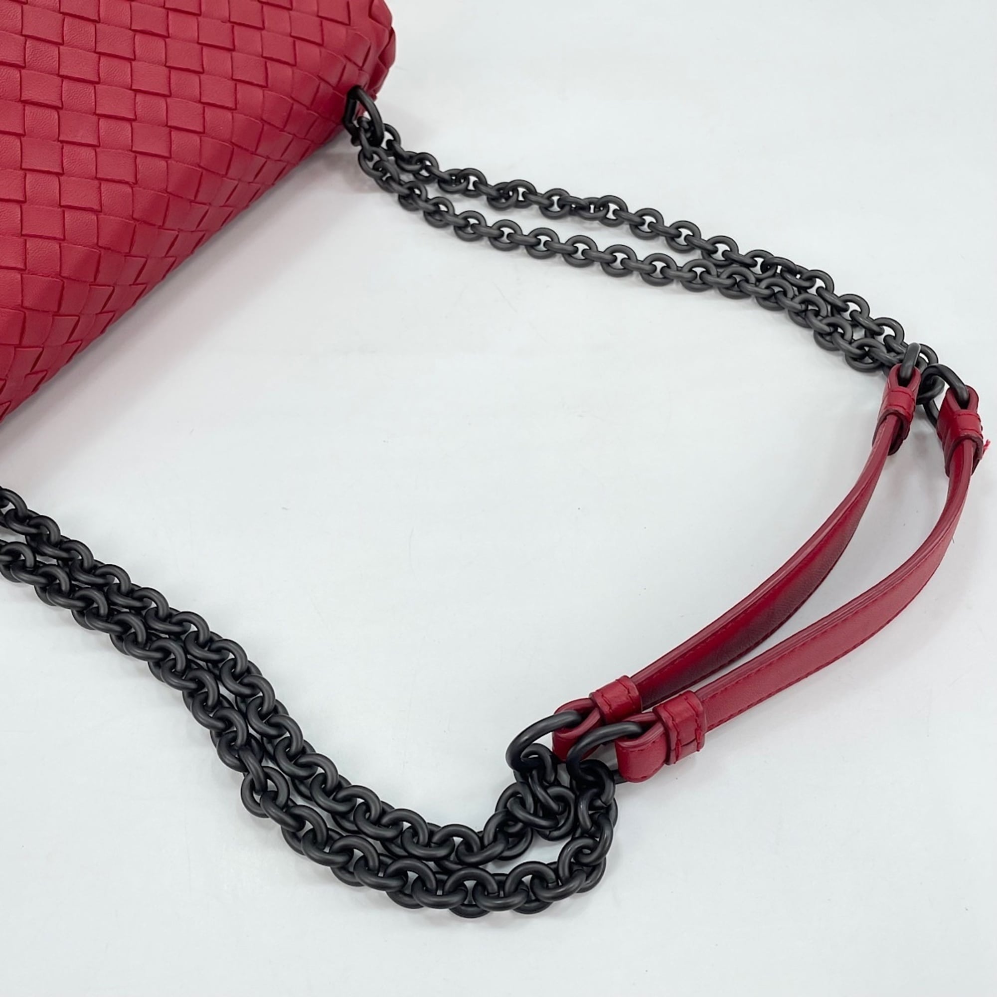 Bottega Veneta Red Color Intrecciato Shoulder Bag (Pre-Owned)