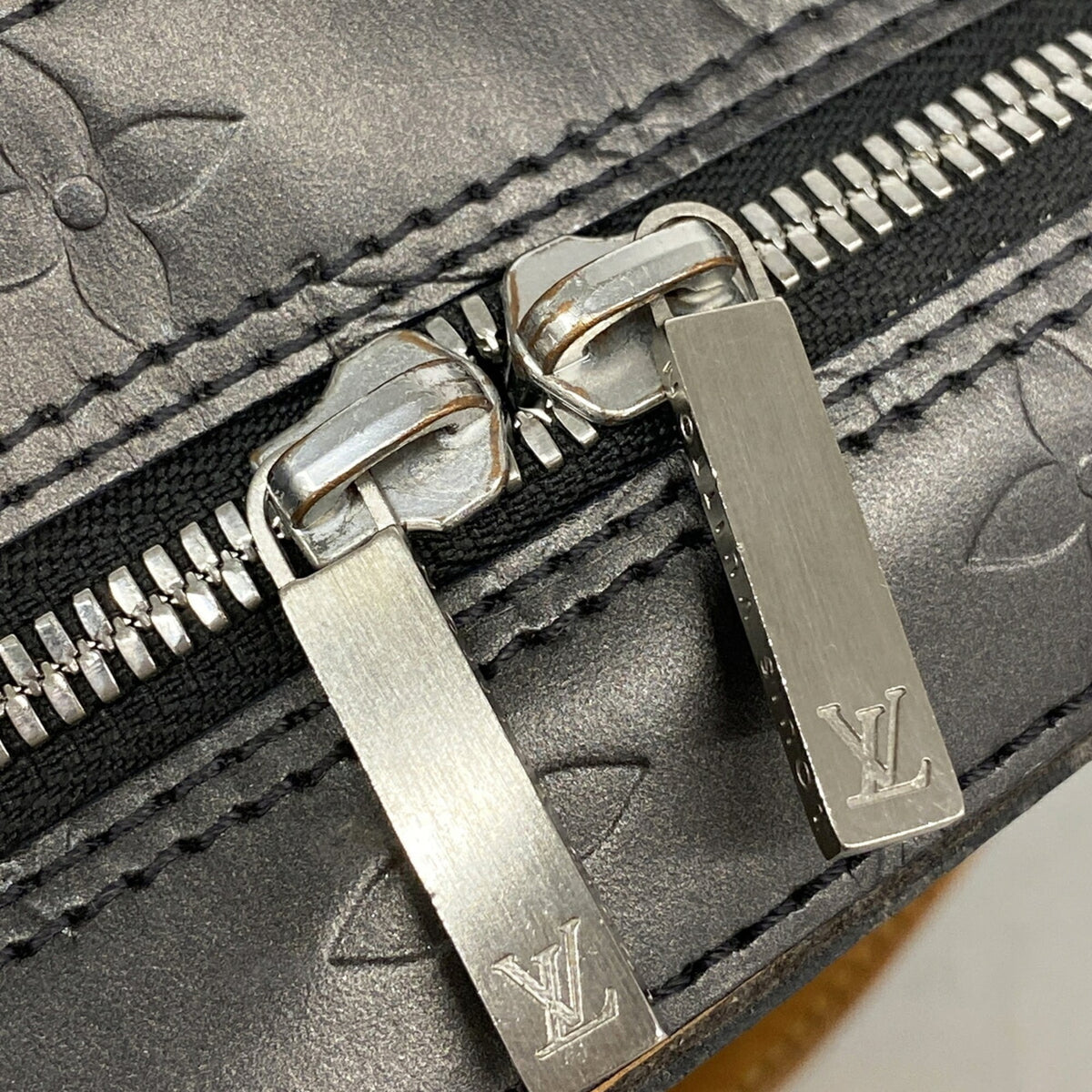Louis Vuitton Noir Handbag (Pre-Owned)