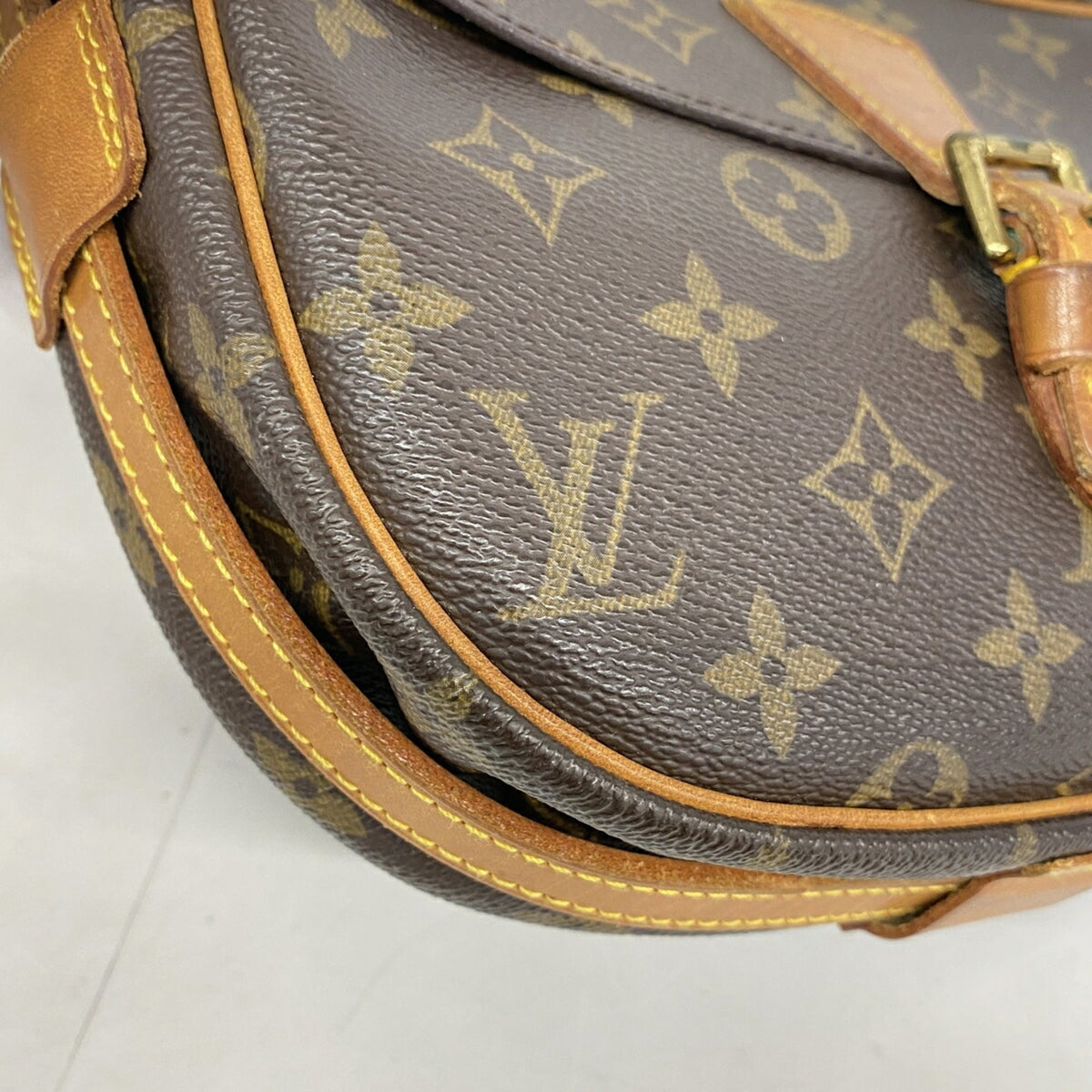 Louis Vuitton Brown Shoulder Bag (Pre-Owned)