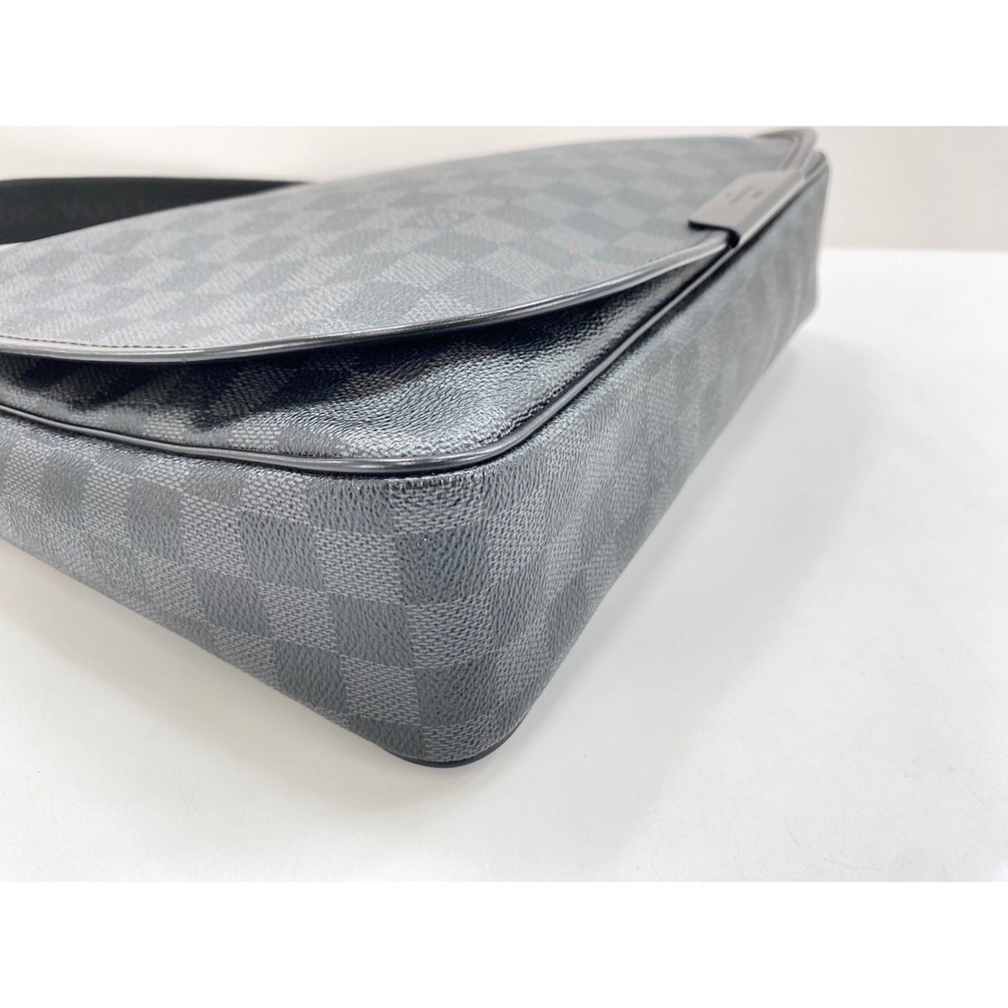 Louis Vuitton Black Shoulder Bag (Pre-Owned)