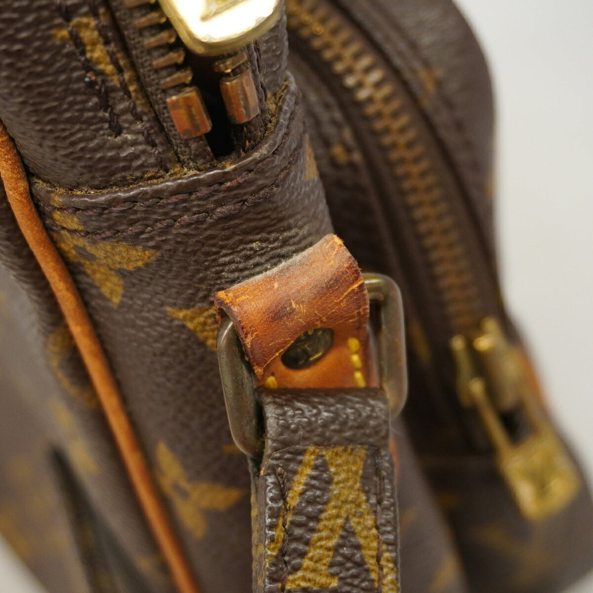 Louis Vuitton Brown Shoulder Bag (Pre-Owned)