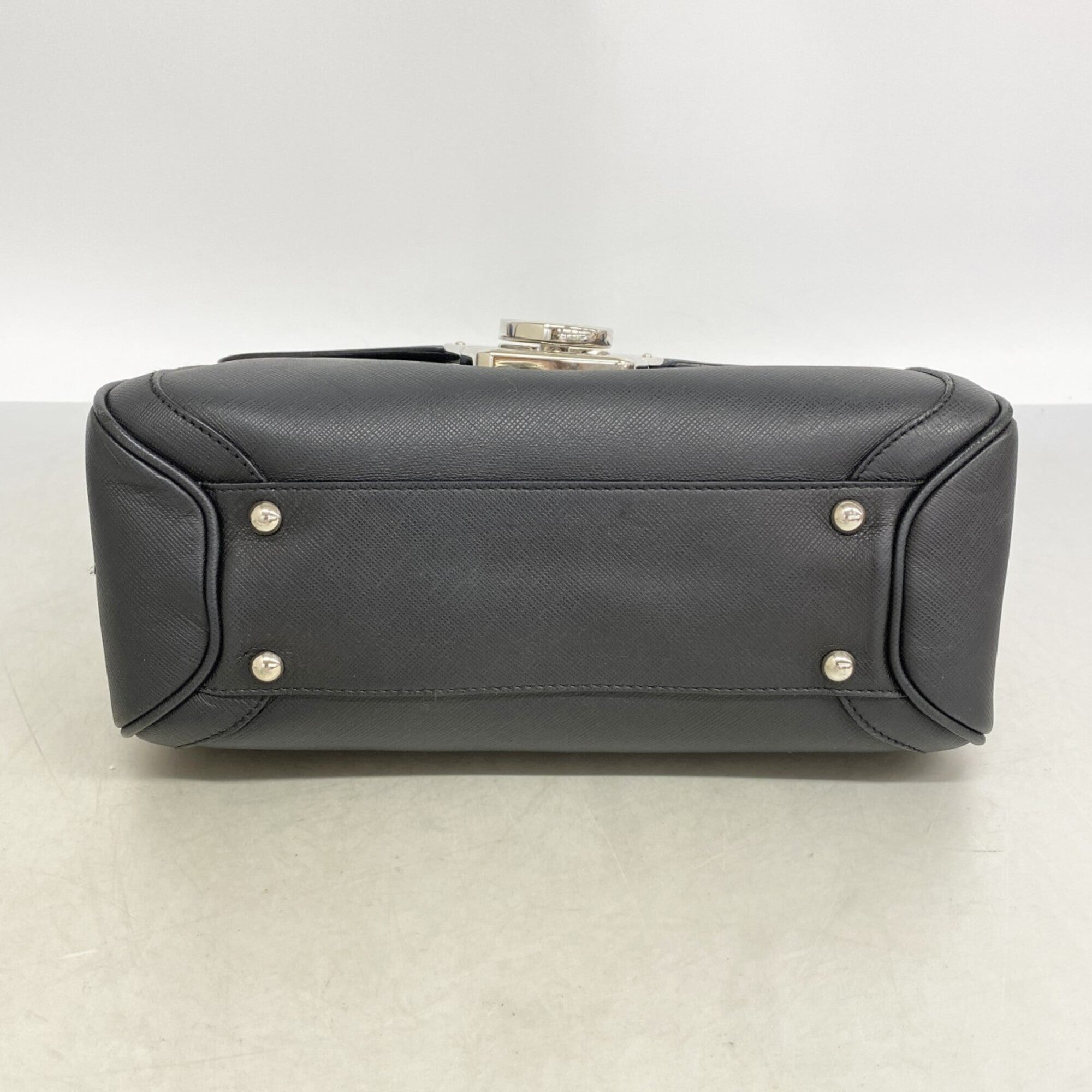 Salvatore Ferragamo Black Leather Shoulder Bag (Pre-Owned)