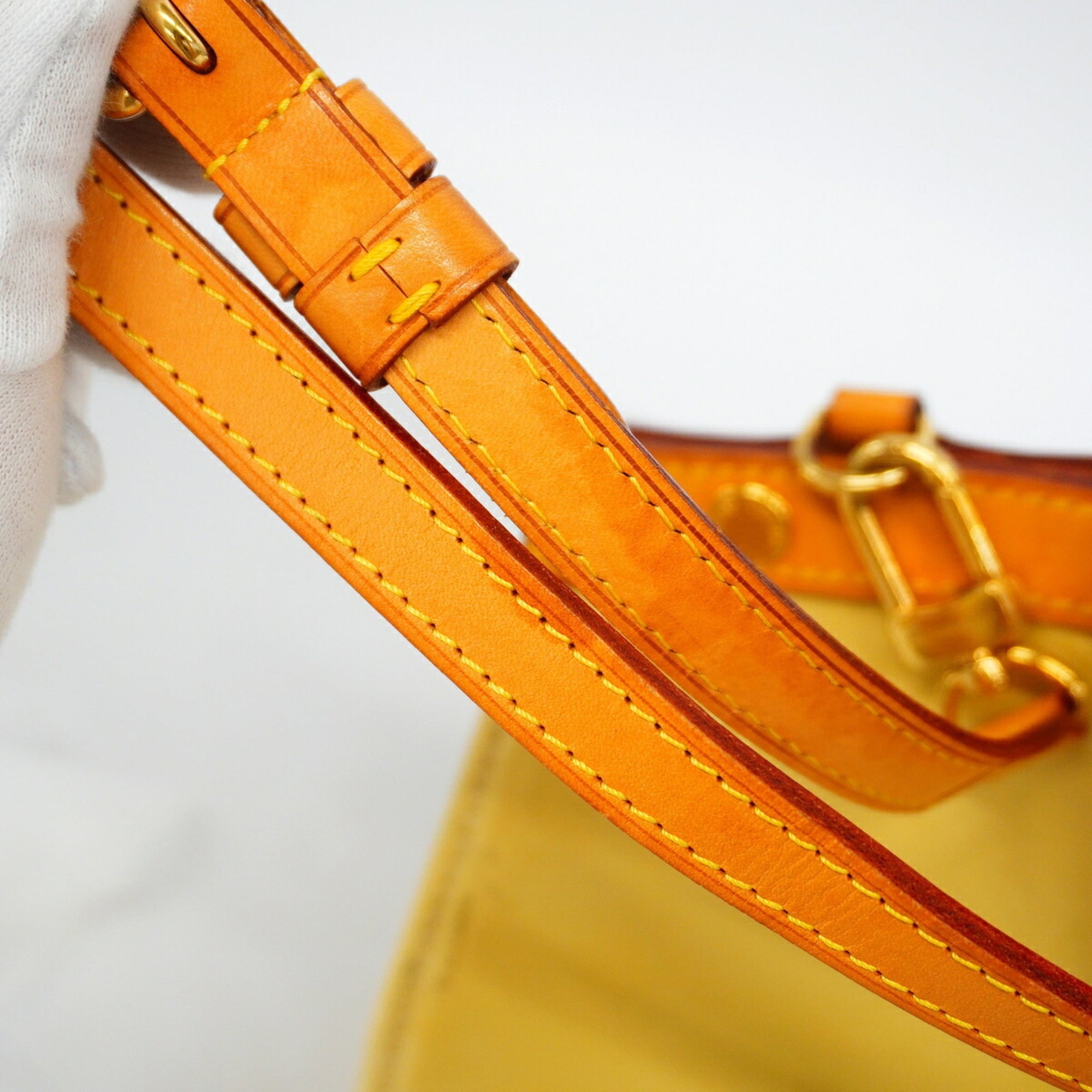 Louis Vuitton Blanc Corail Handbag (Pre-Owned)