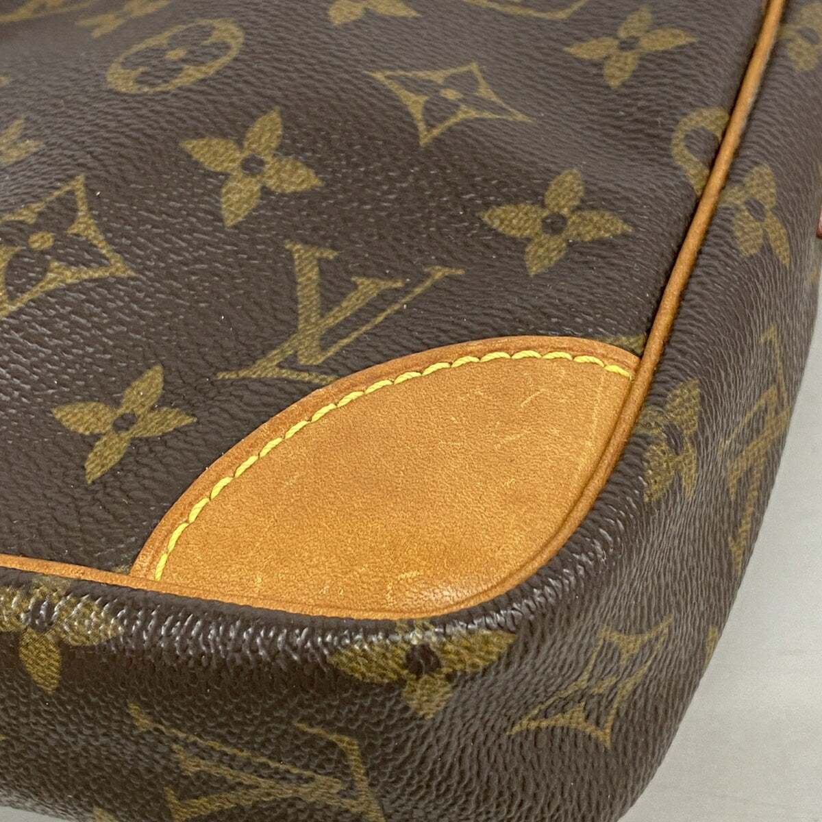Louis Vuitton Brown Shoulder Bag (Pre-Owned)