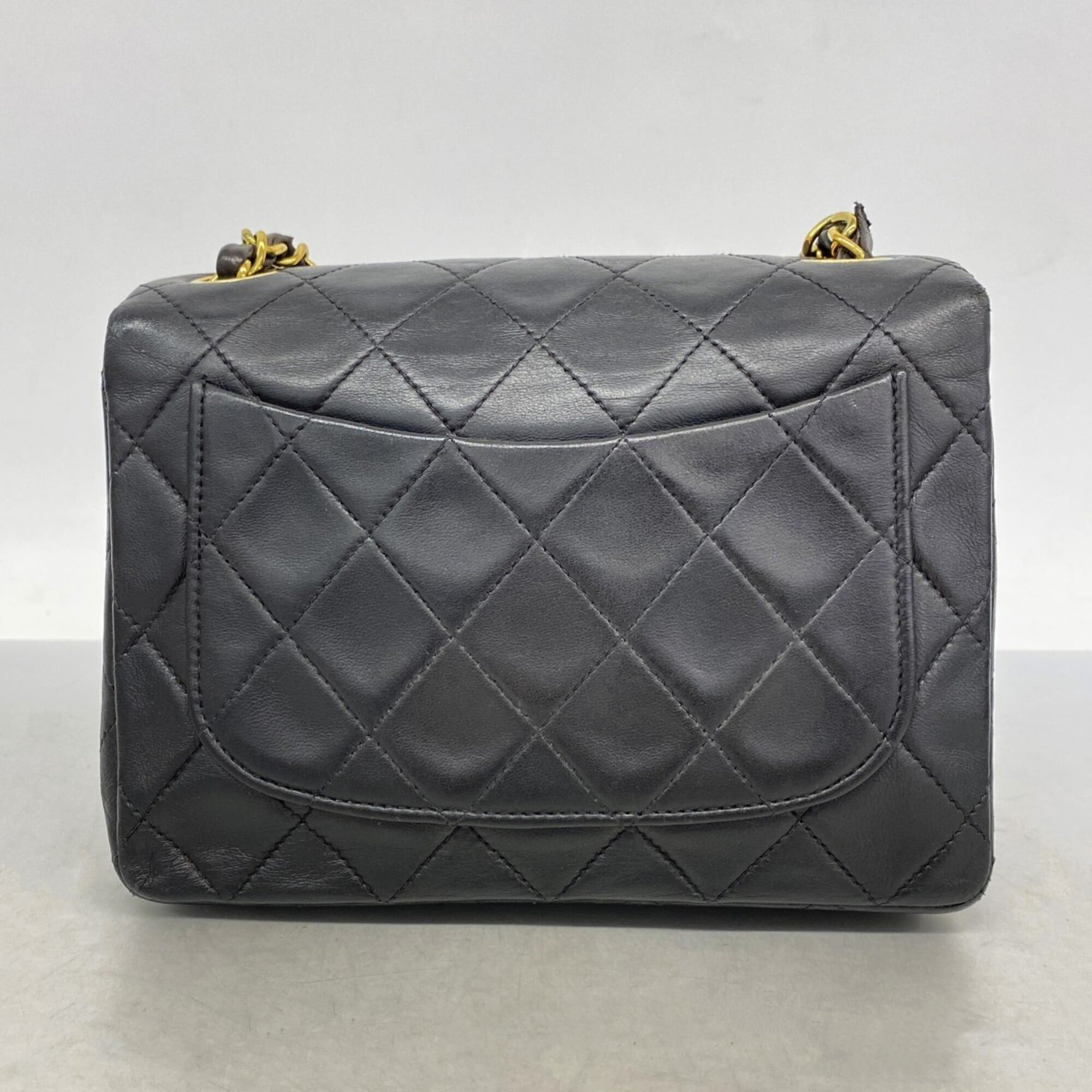 Chanel Black Leather Shoulder Bag (Pre-Owned)