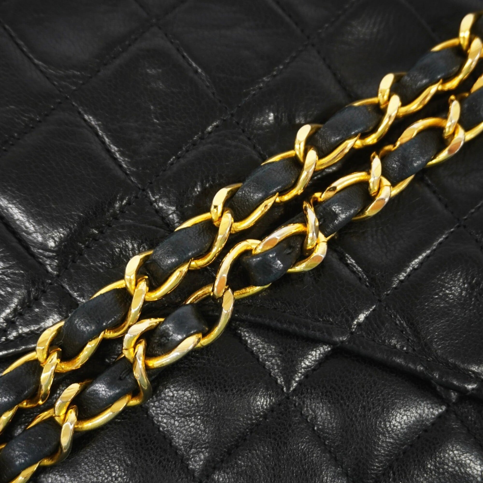 Chanel Black Leather Shoulder Bag (Pre-Owned)