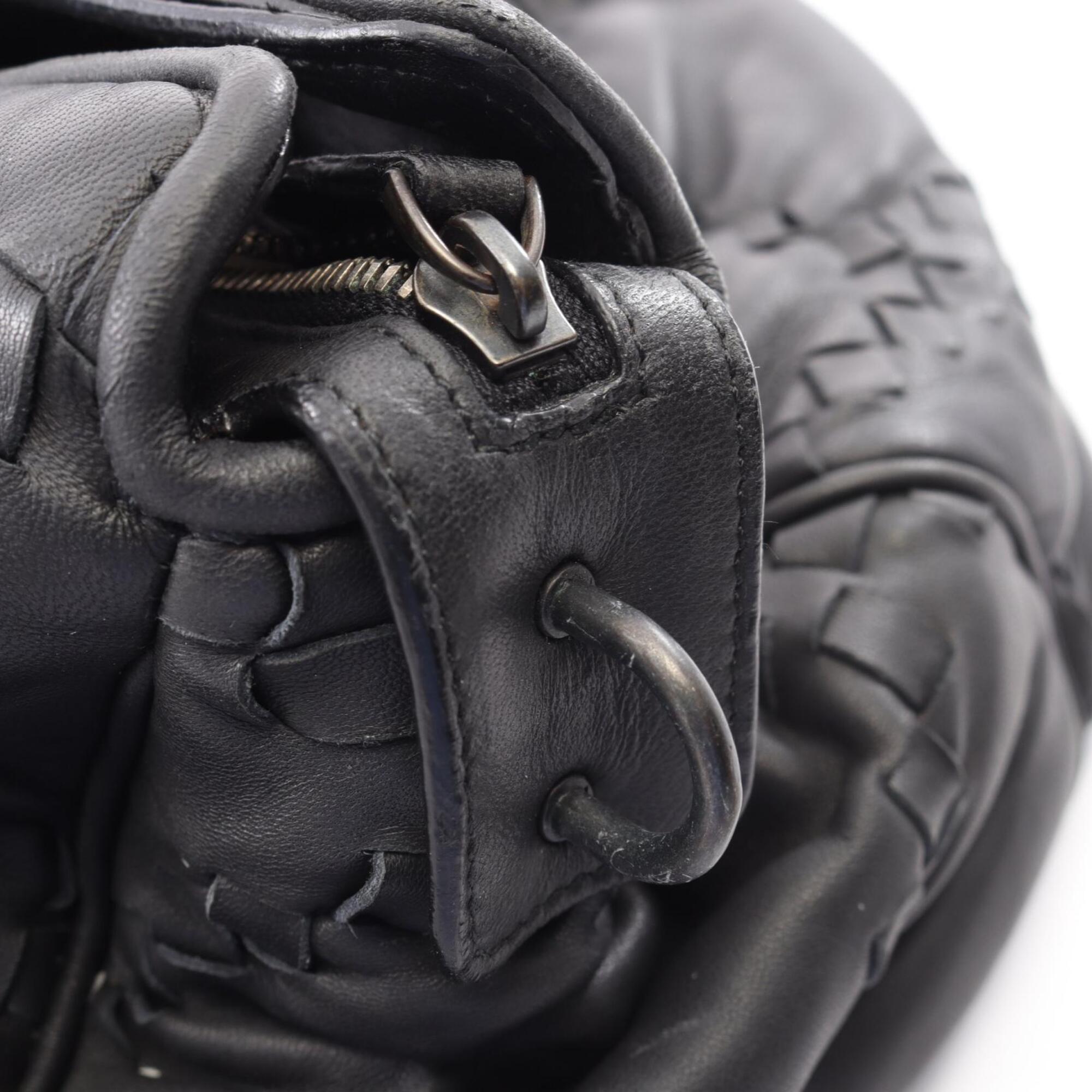 Bottega Veneta Black Intrecciato Boston Bag Handbag (Pre-Owned)