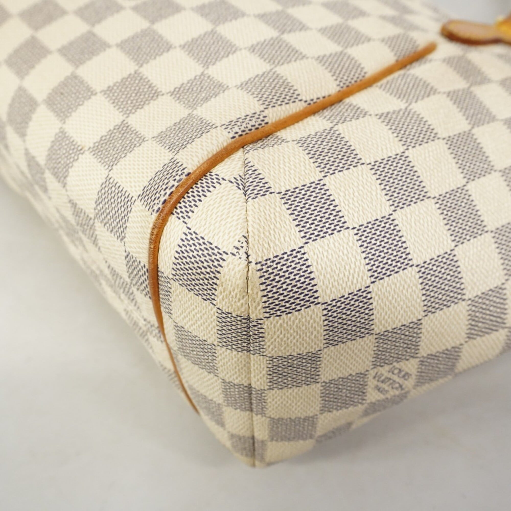 Louis Vuitton White Tote Bag (Pre-Owned)