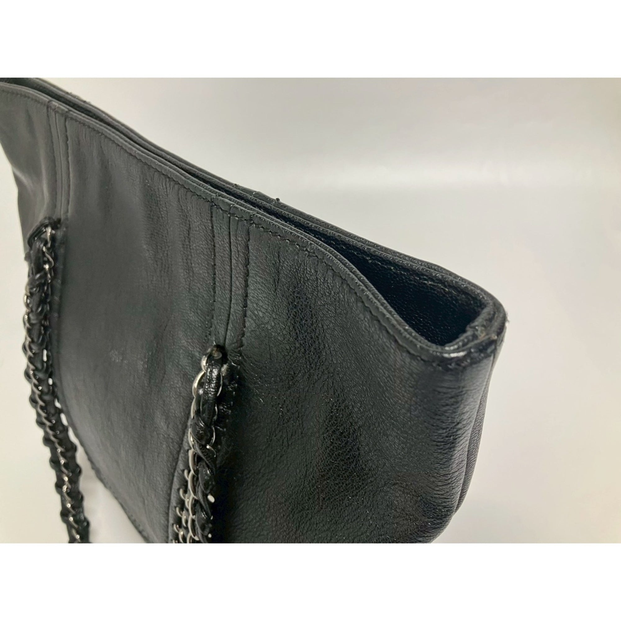 Chanel Black Leather Shoulder Bag (Pre-Owned)