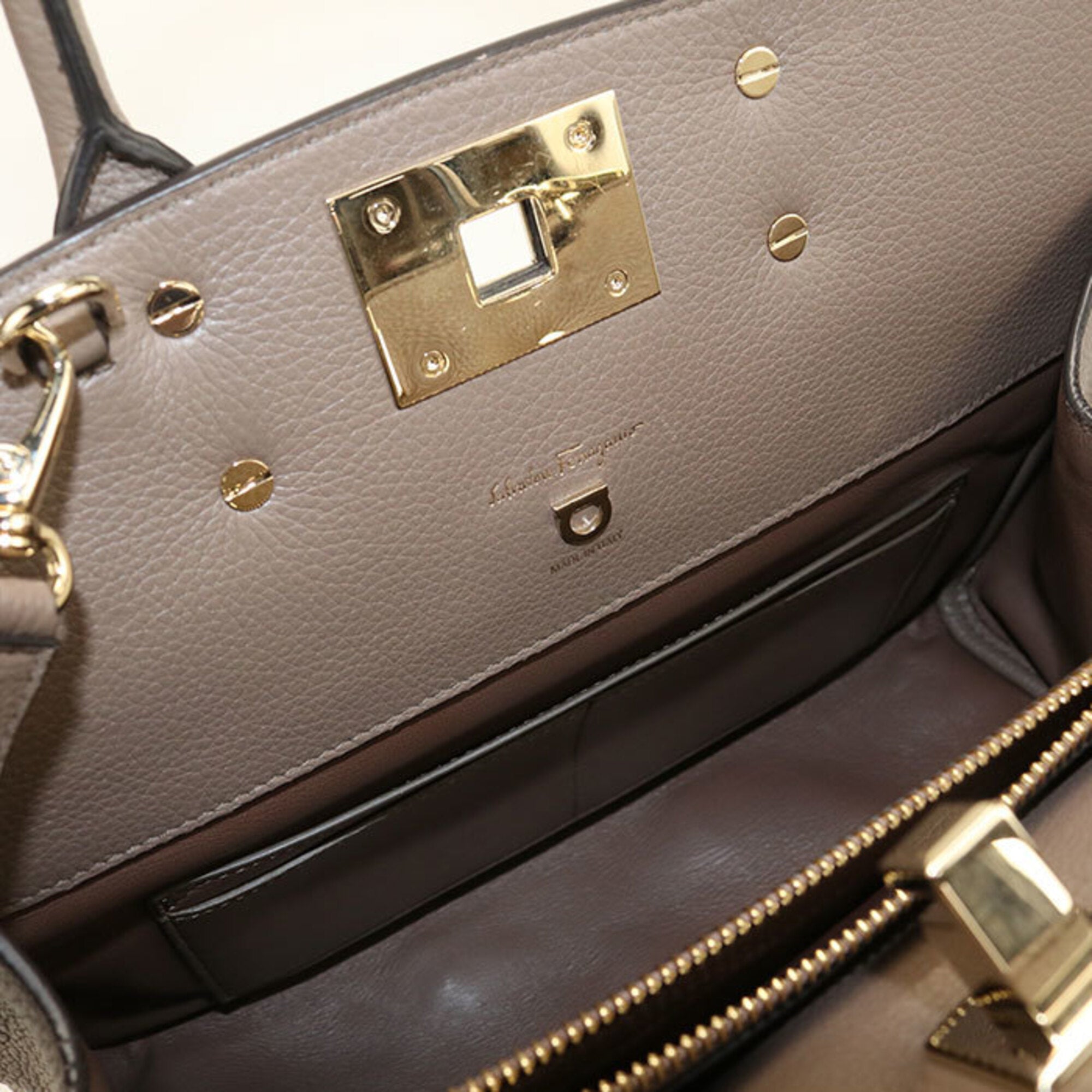 Salvatore Ferragamo Gray Leather Handbag (Pre-Owned)