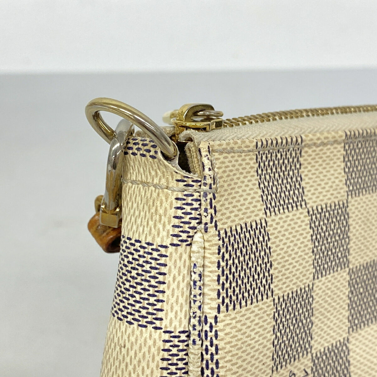 Louis Vuitton White Pouch (Pre-Owned)