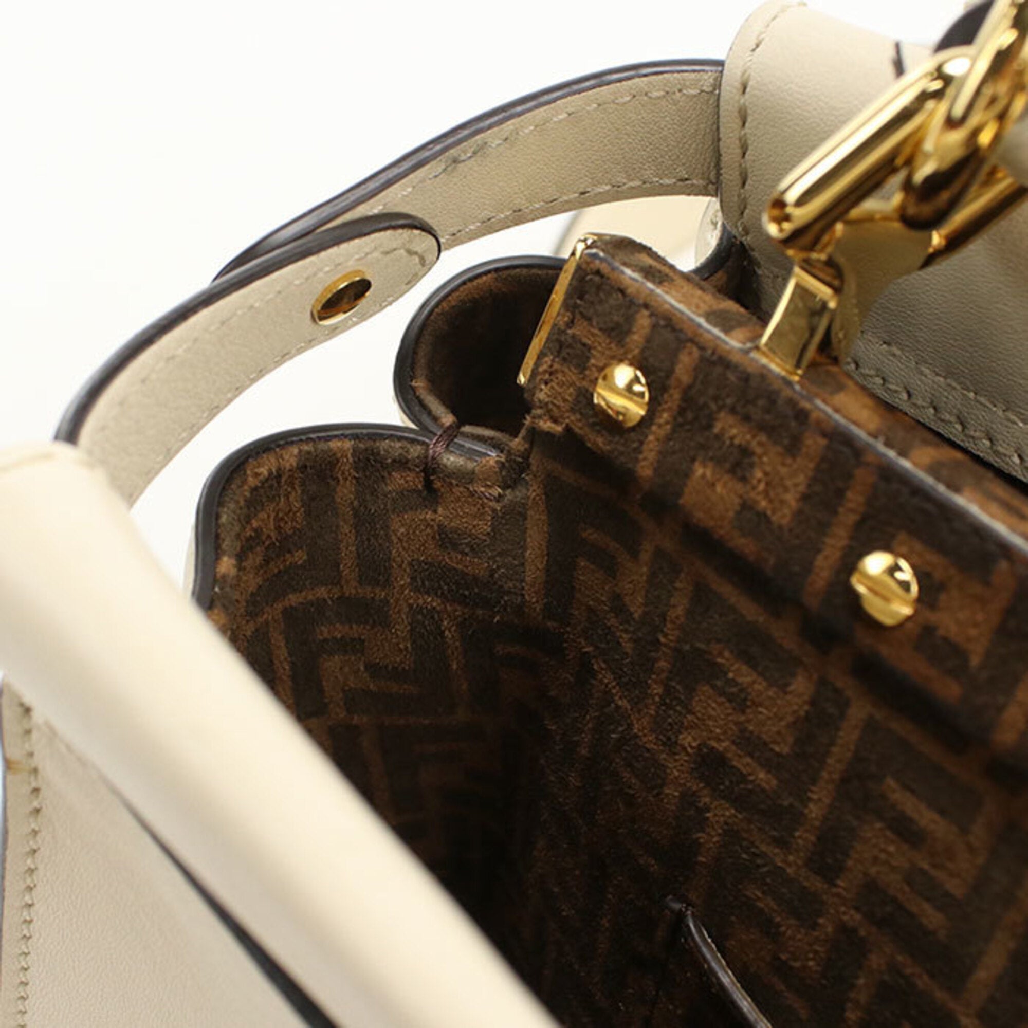 Fendi Ivory Leather Handbag (Pre-Owned)