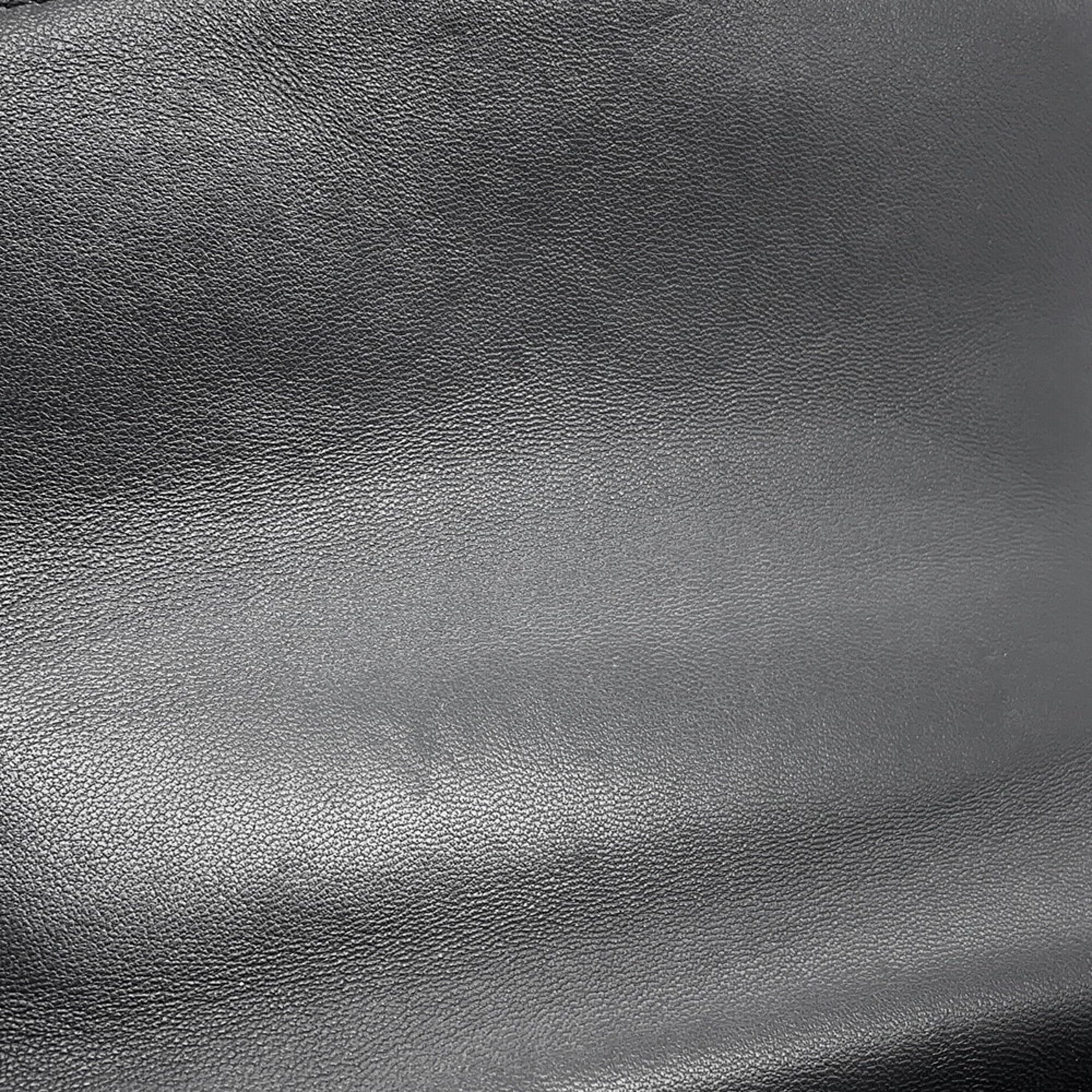 Chanel Black Leather Shoulder Bag (Pre-Owned)