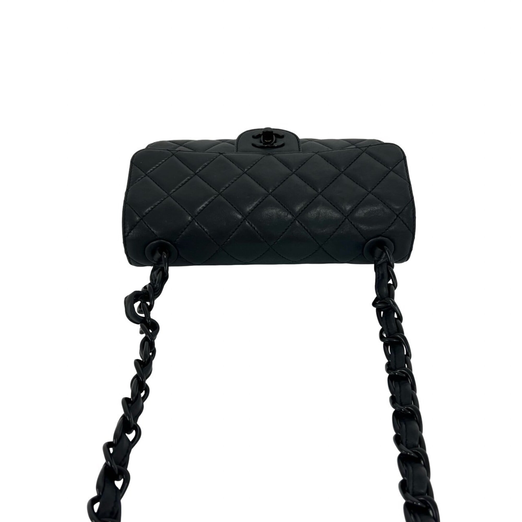 Chanel Black Leather Shoulder Bag (Pre-Owned)