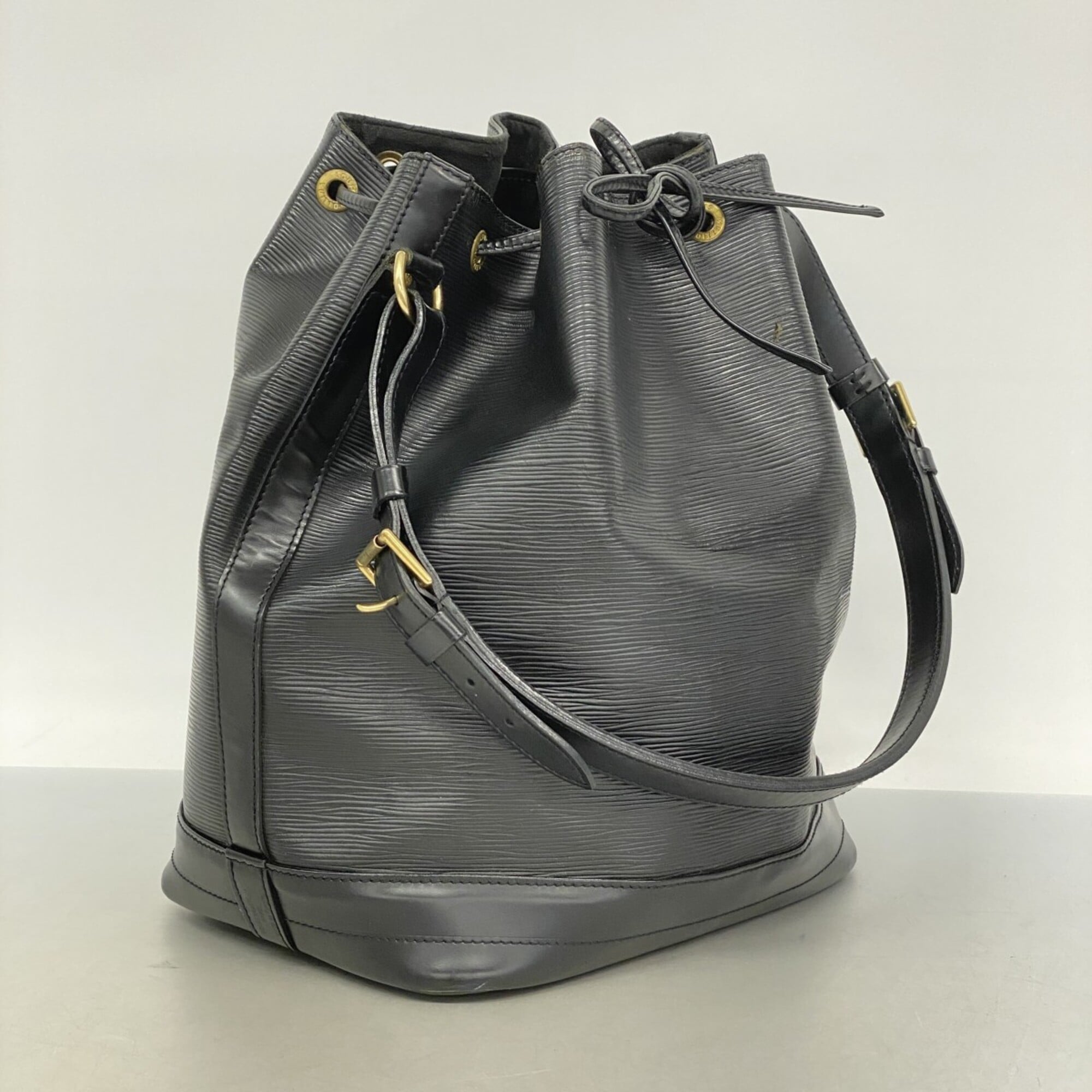 Louis Vuitton Noir Shoulder Bag (Pre-Owned)