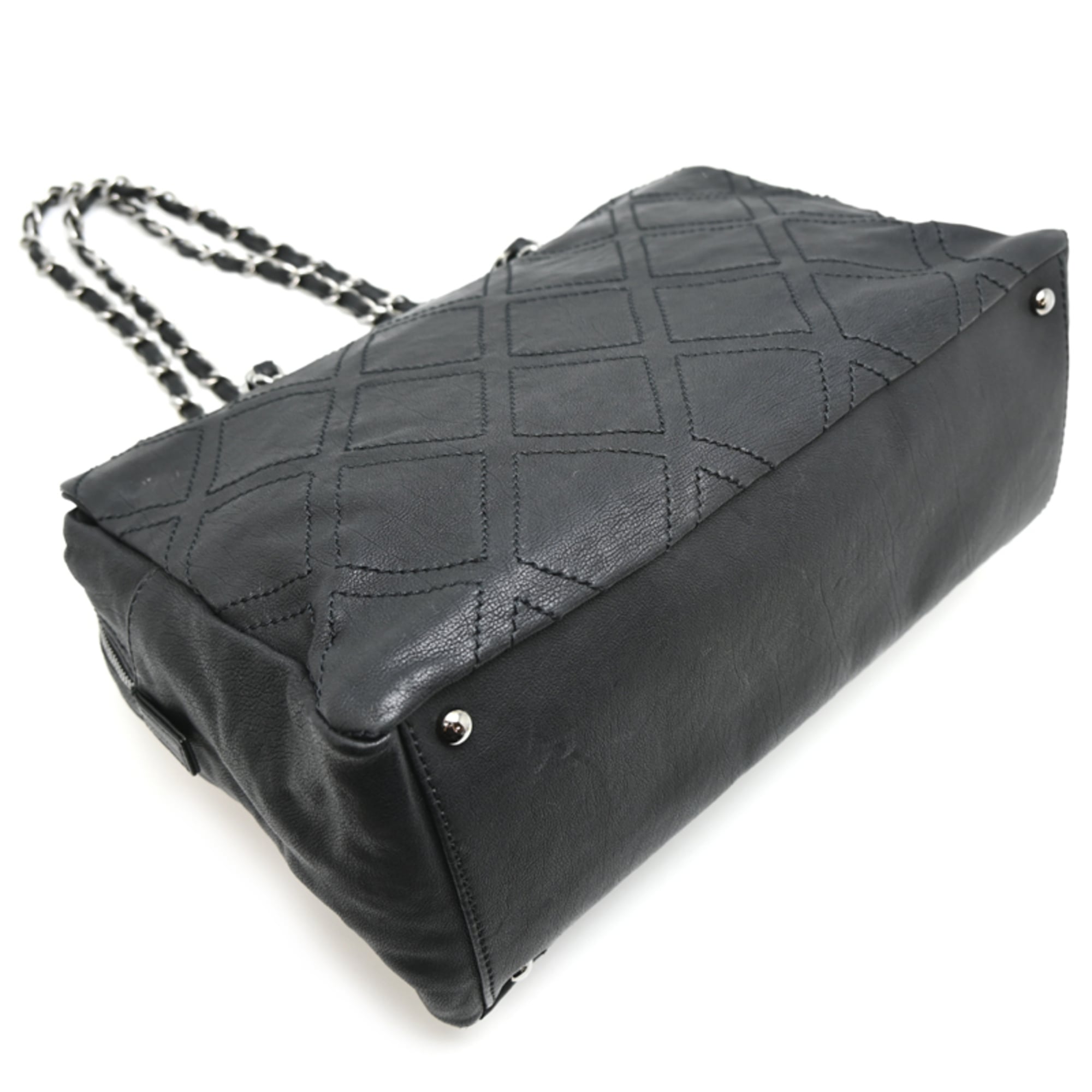 Chanel Black Leather Shoulder Bag (Pre-Owned)