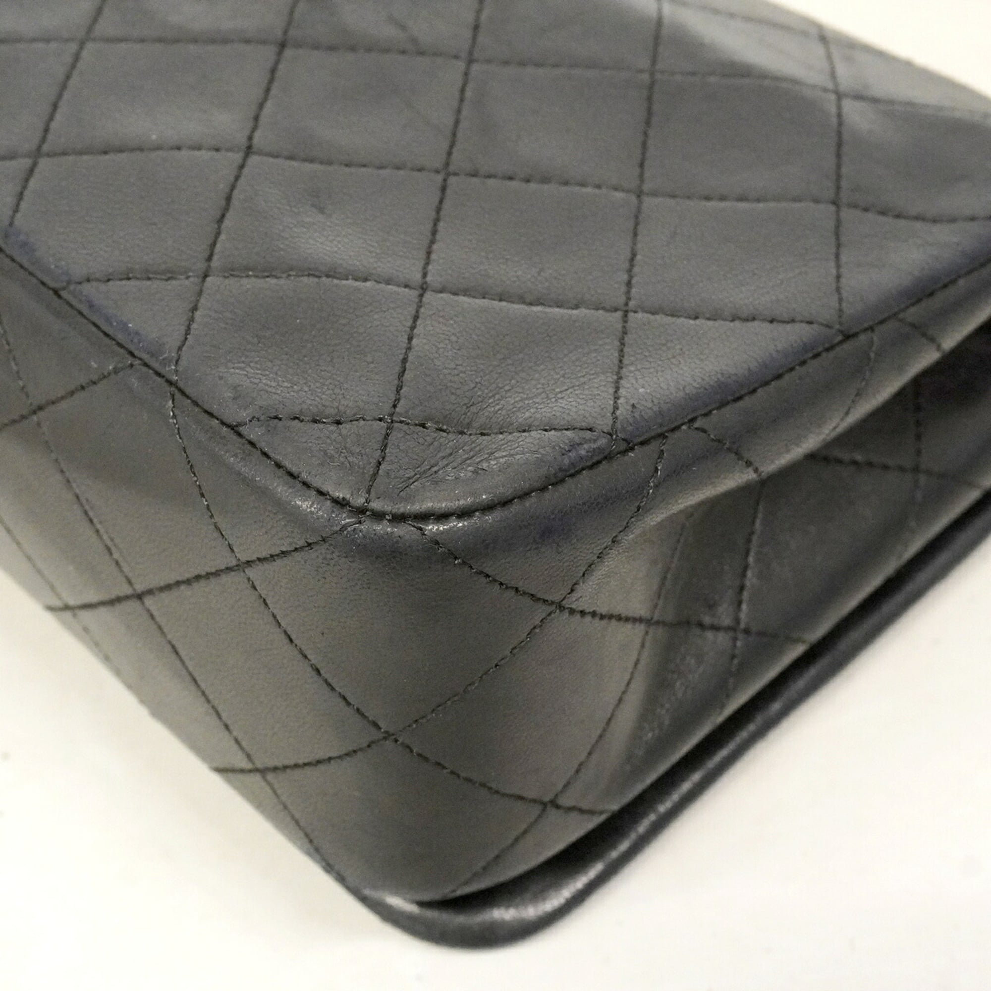 Chanel Black Leather Shoulder Bag (Pre-Owned)