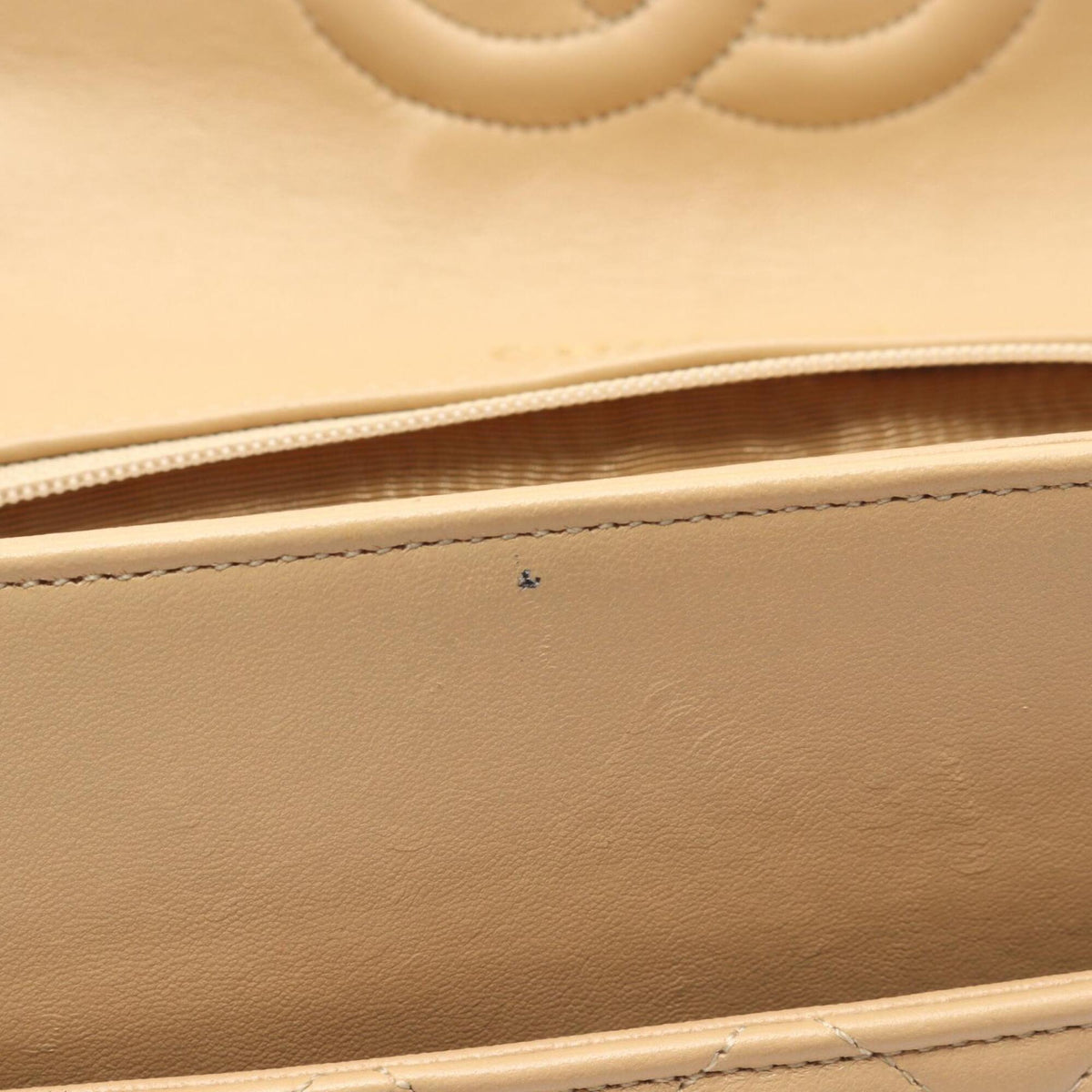 Chanel Matelasse Beige Leather Shoulder Bag (Pre-Owned)