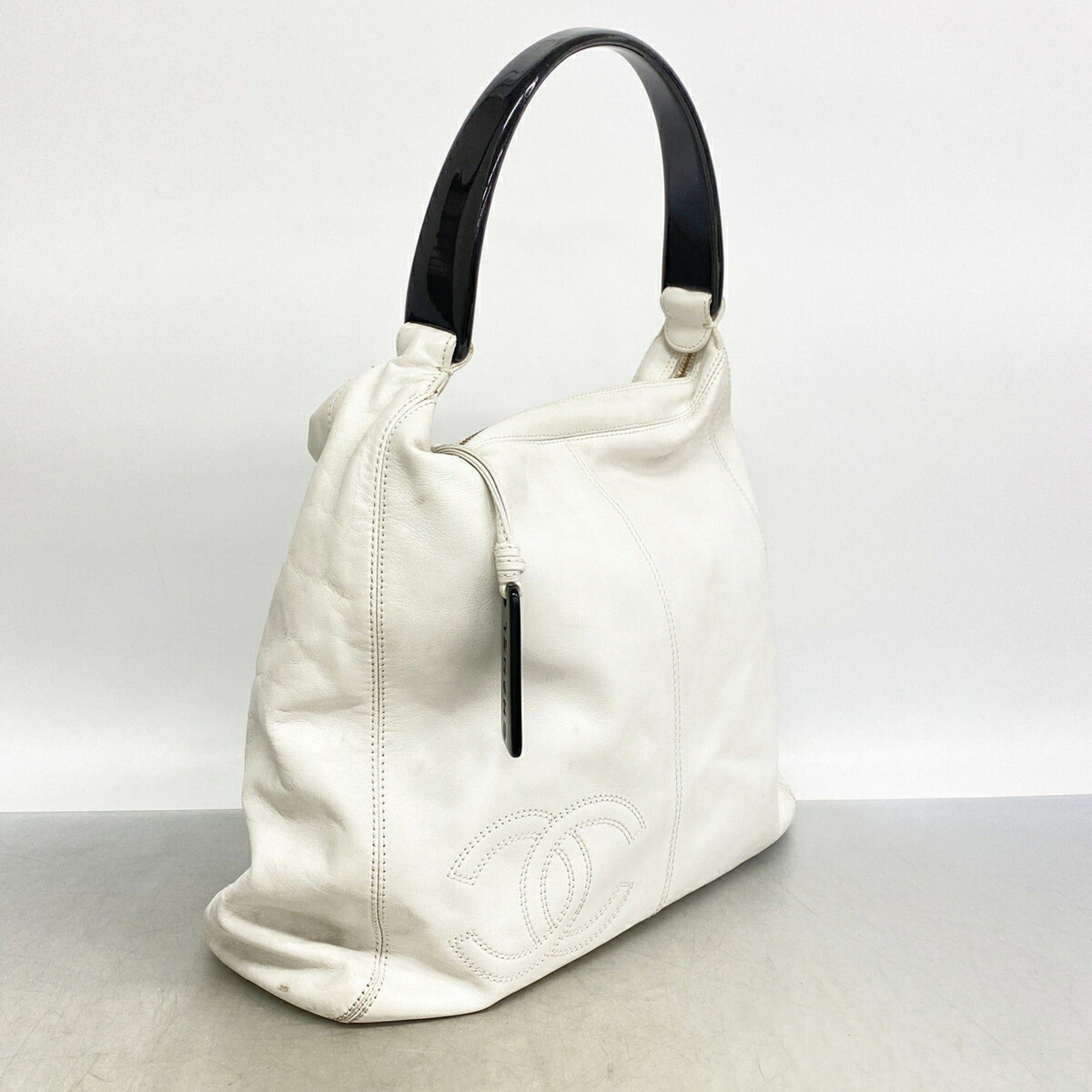 Chanel White Leather Shoulder Bag (Pre-Owned)