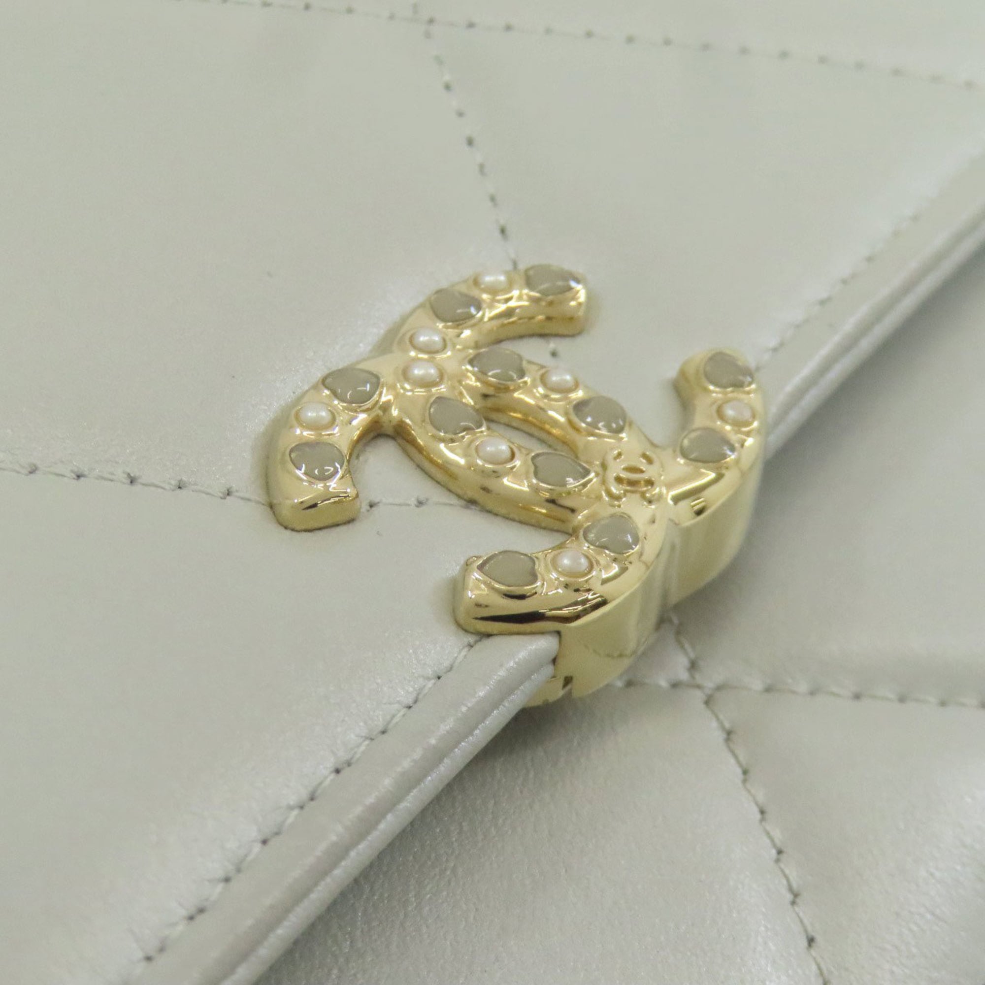 Chanel Light Gray Leather Shoulder Bag (Pre-Owned)