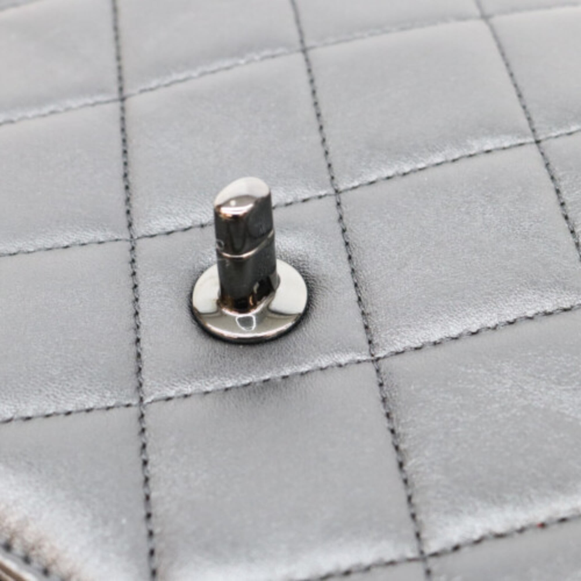 Chanel Black Leather Shoulder Bag (Pre-Owned)