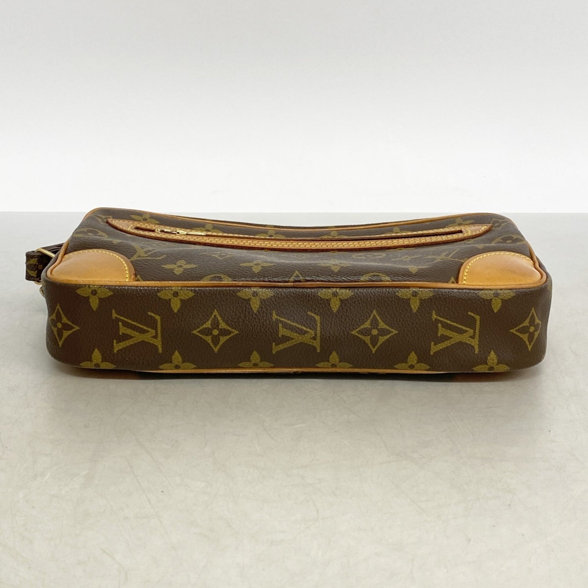Louis Vuitton Brown Clutch Bag (Pre-Owned)