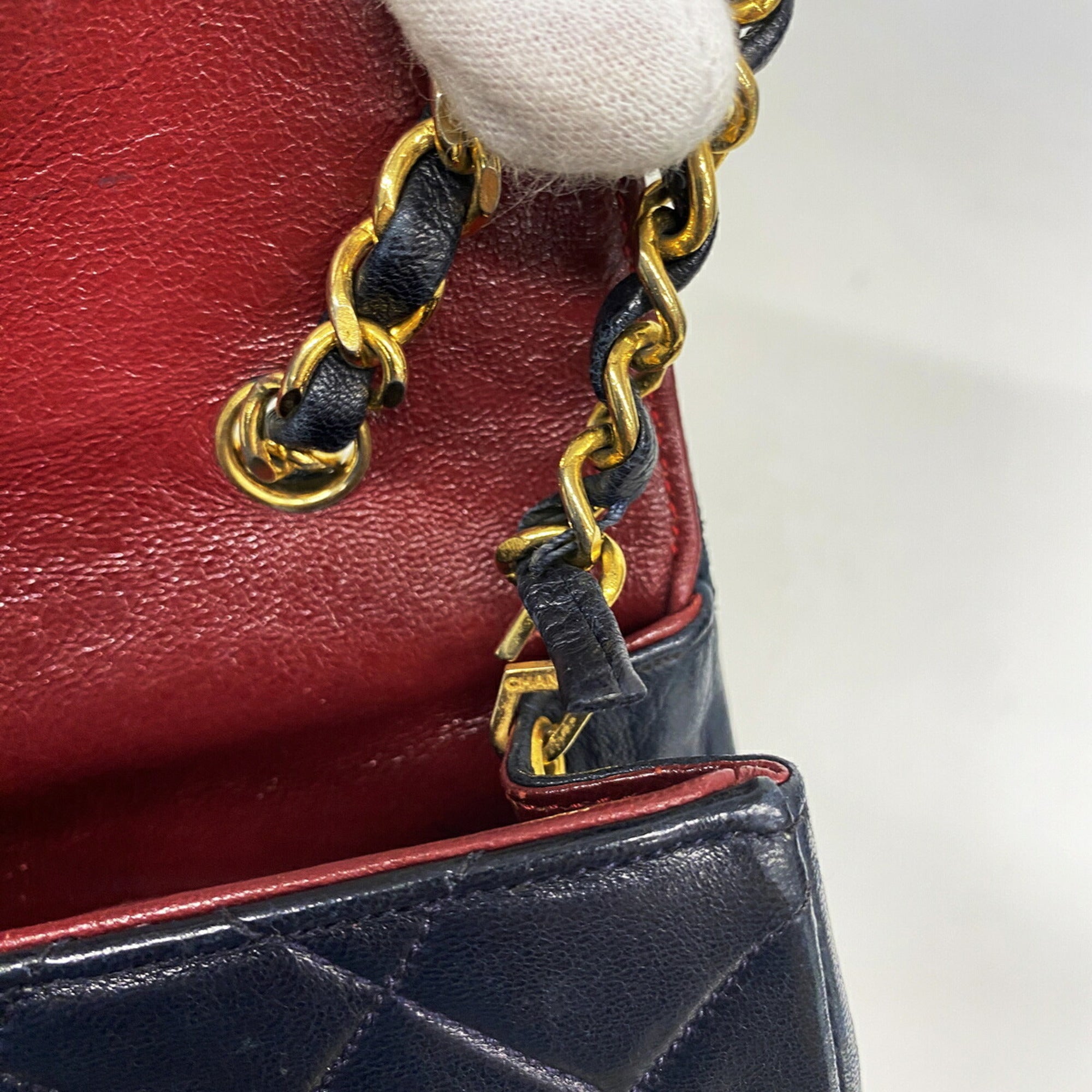 Chanel Black Leather Shoulder Bag (Pre-Owned)