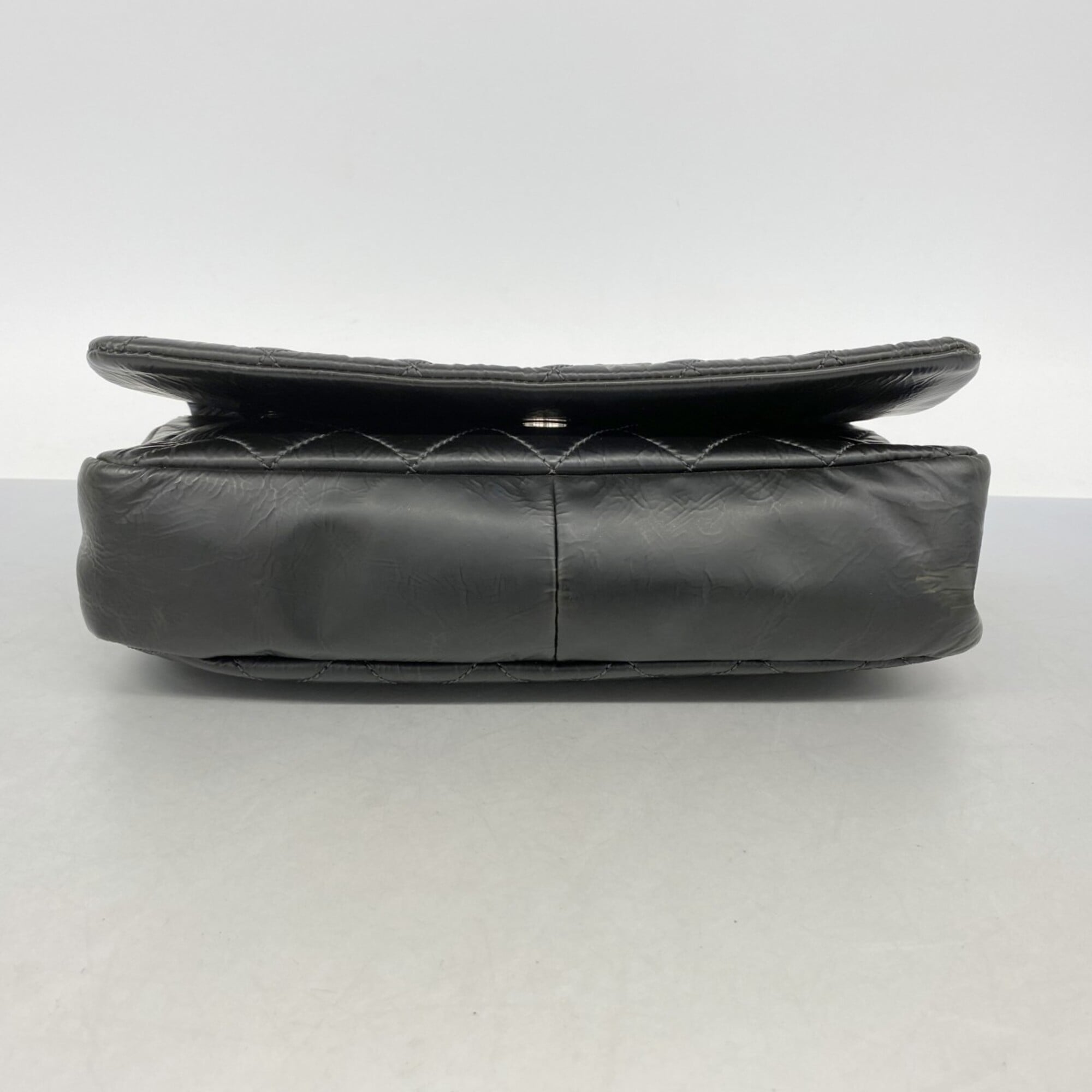 Chanel Black Leather Shoulder Bag (Pre-Owned)