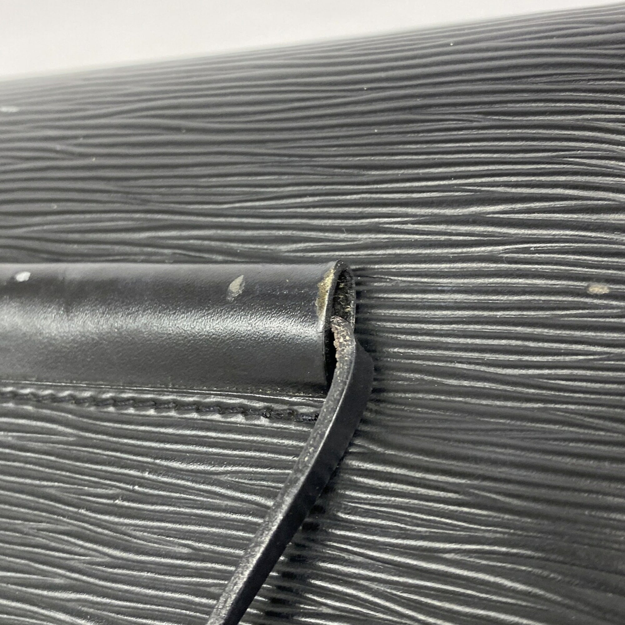 Louis Vuitton Noir Shoulder Bag (Pre-Owned)