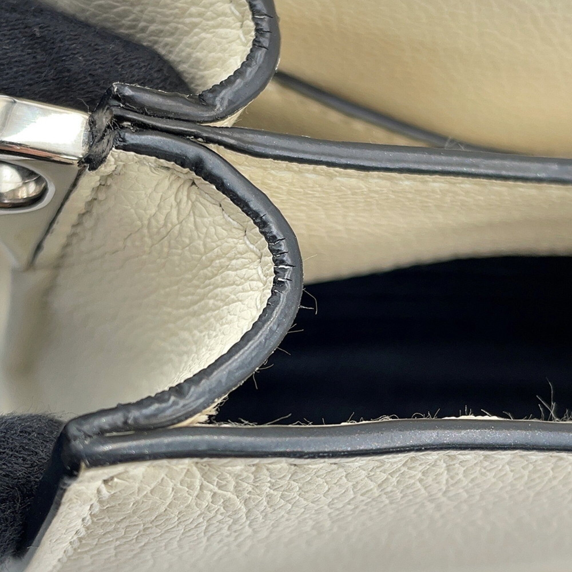 Prada White Leather Shoulder Bag (Pre-Owned)