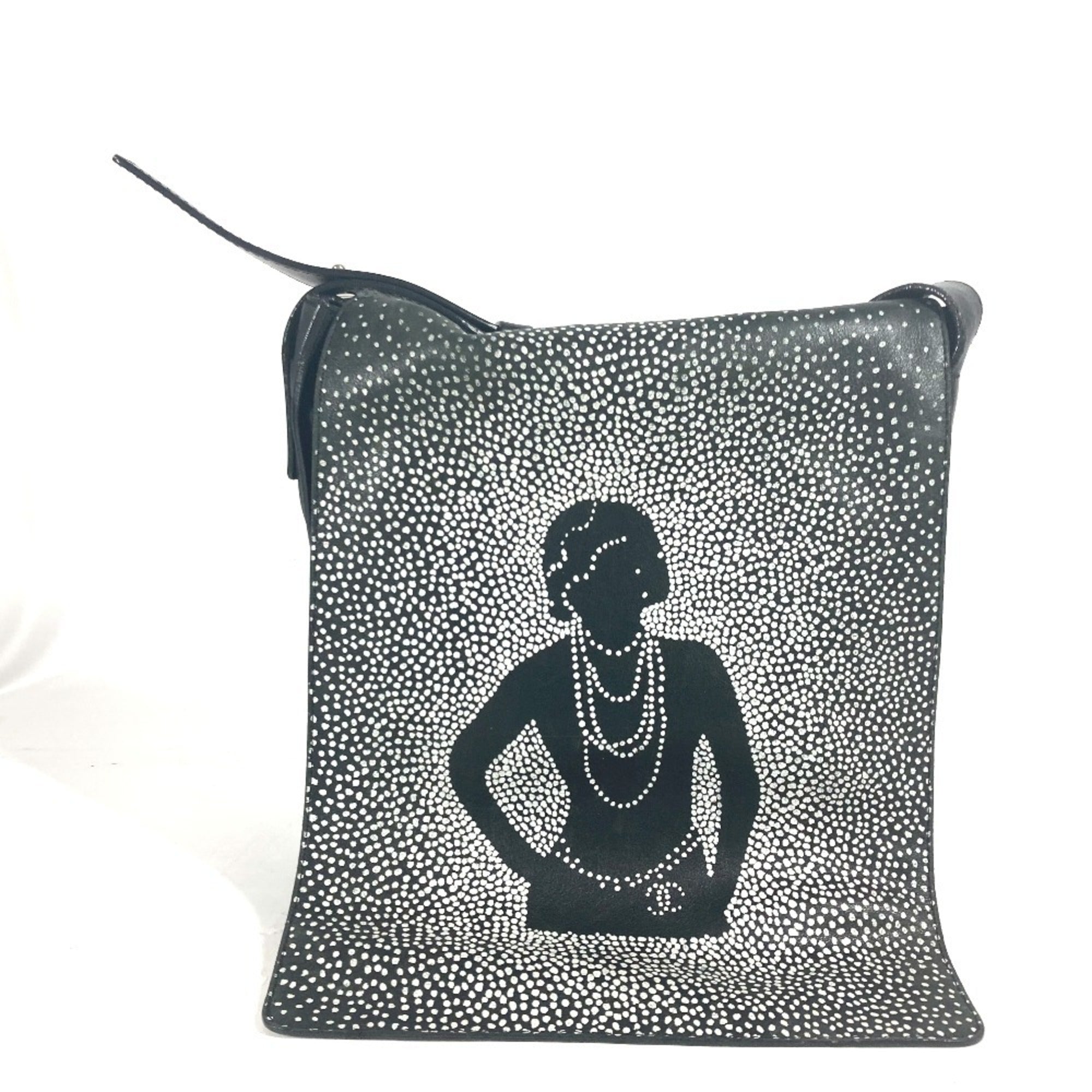 Chanel Black White Leather Shoulder Bag (Pre-Owned)