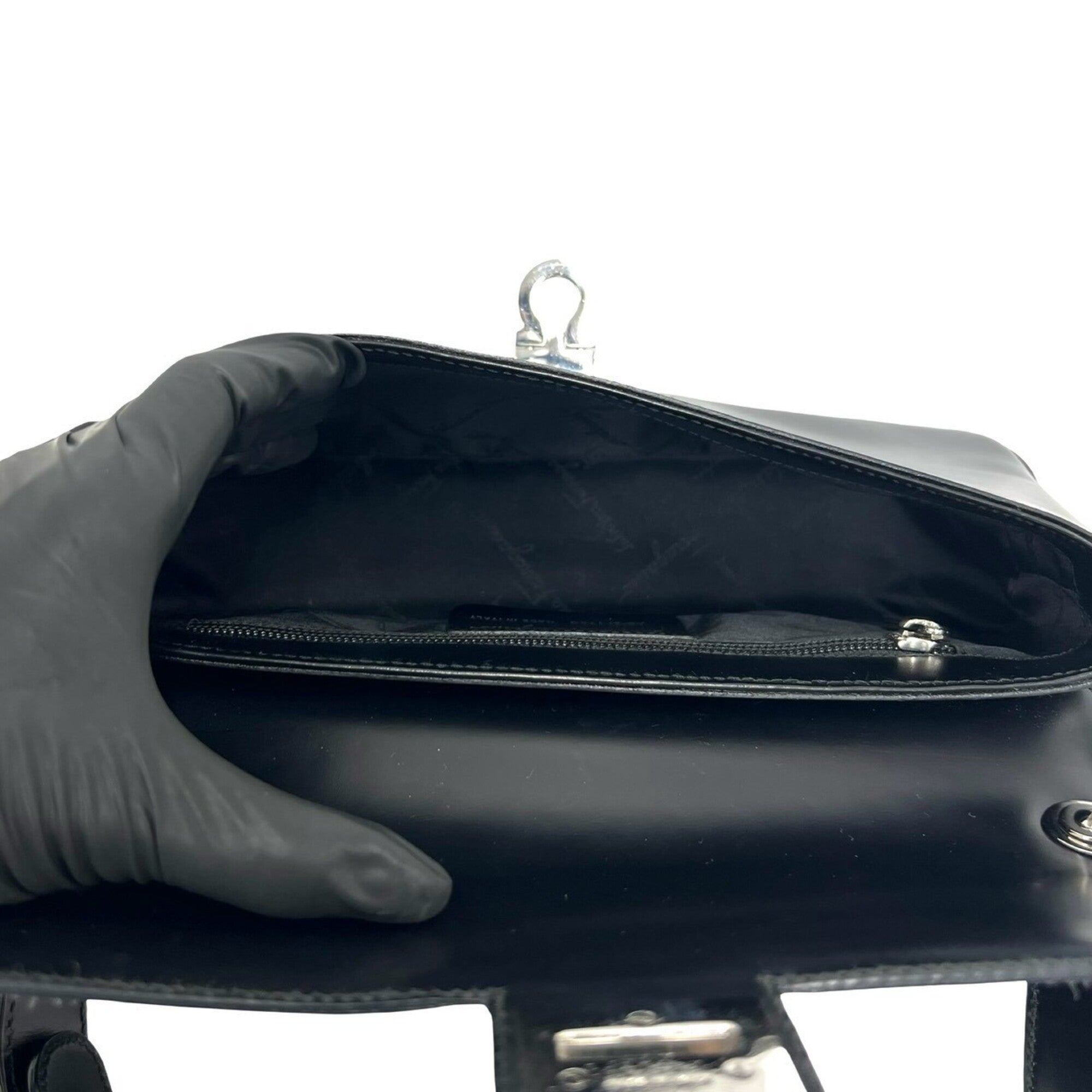 Salvatore Ferragamo Black Leather Shoulder Bag (Pre-Owned)