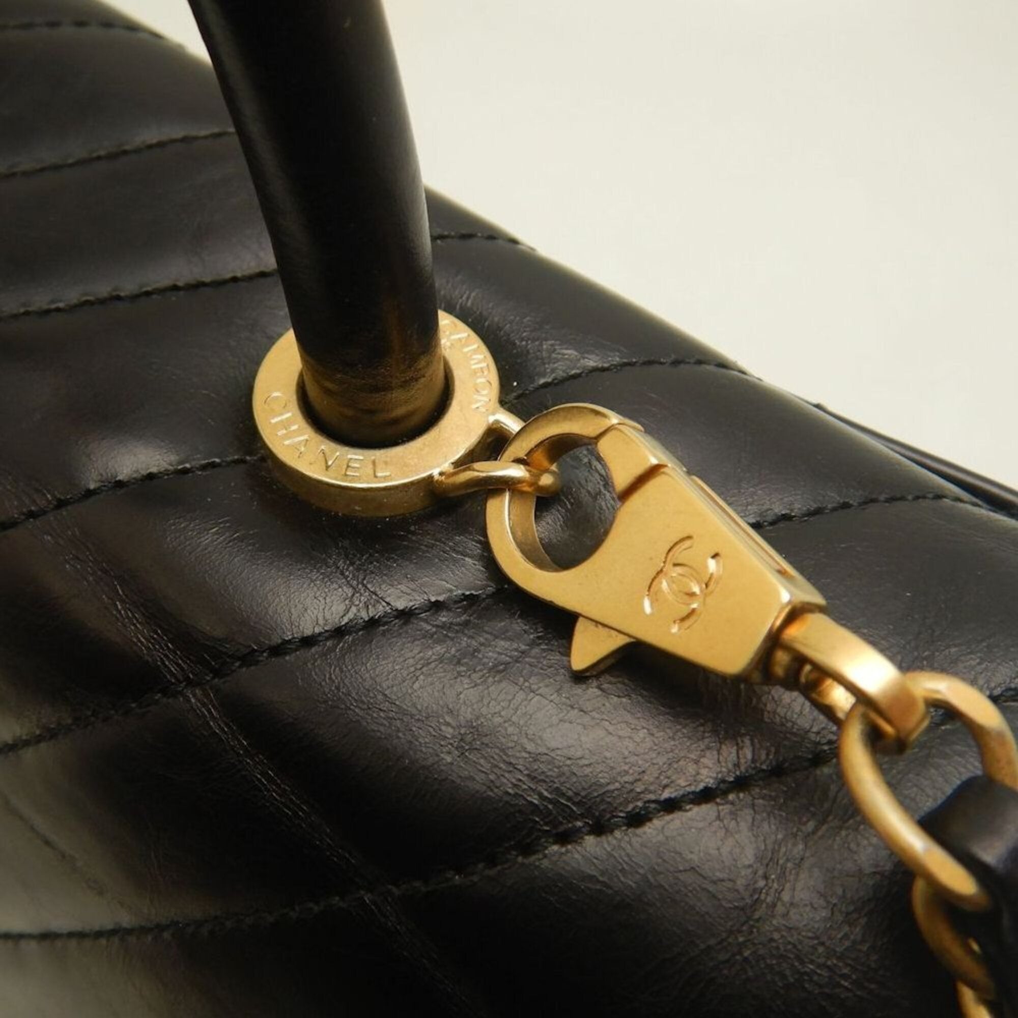 Chanel Black Leather Handbag (Pre-Owned)