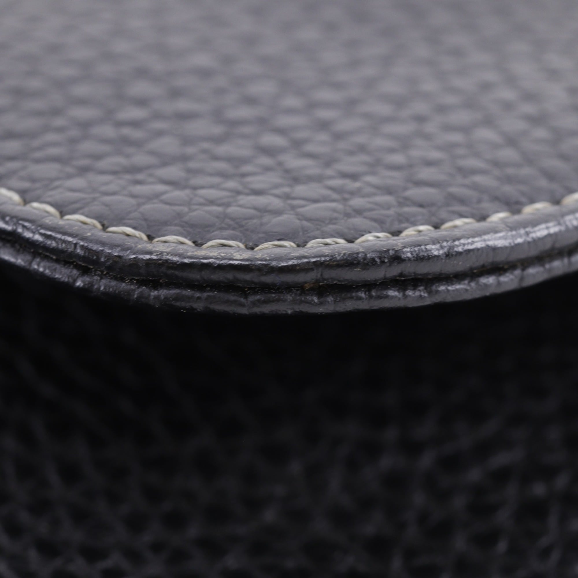 Loewe Black Leather Shoulder Bag (Pre-Owned)