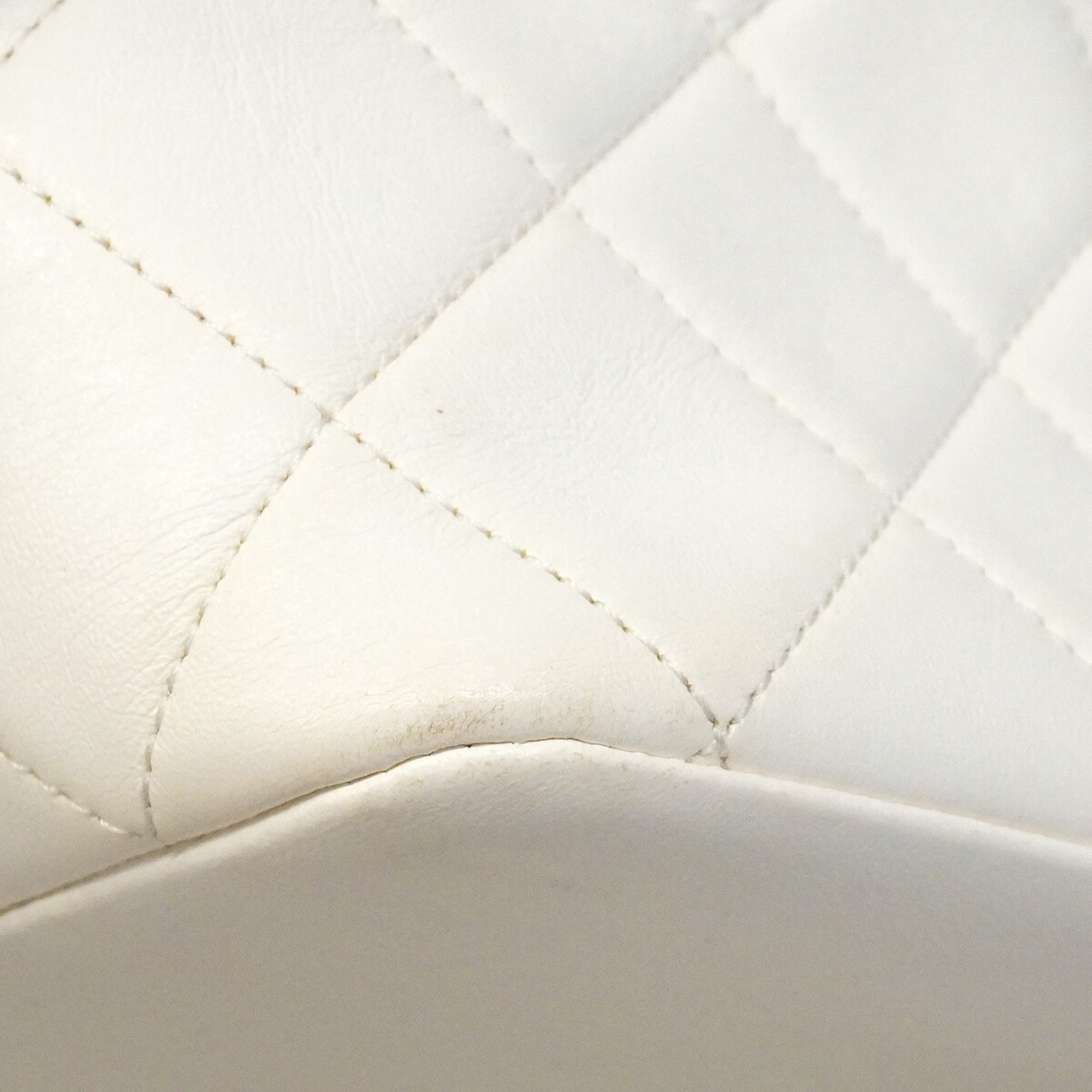 Chanel White Leather Handbag (Pre-Owned)
