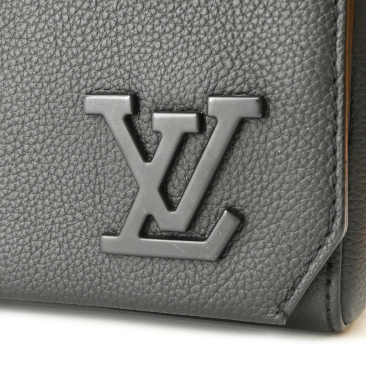Louis Vuitton Black Leather Messenger Bag (Pre-Owned)