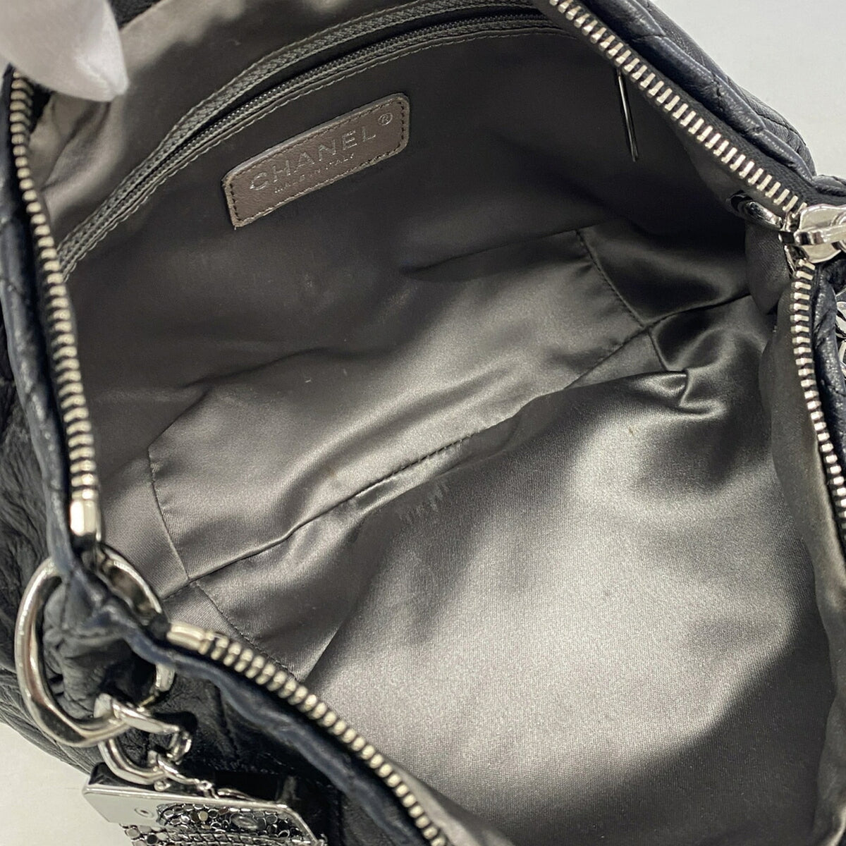 Chanel Black Leather Shoulder Bag (Pre-Owned)