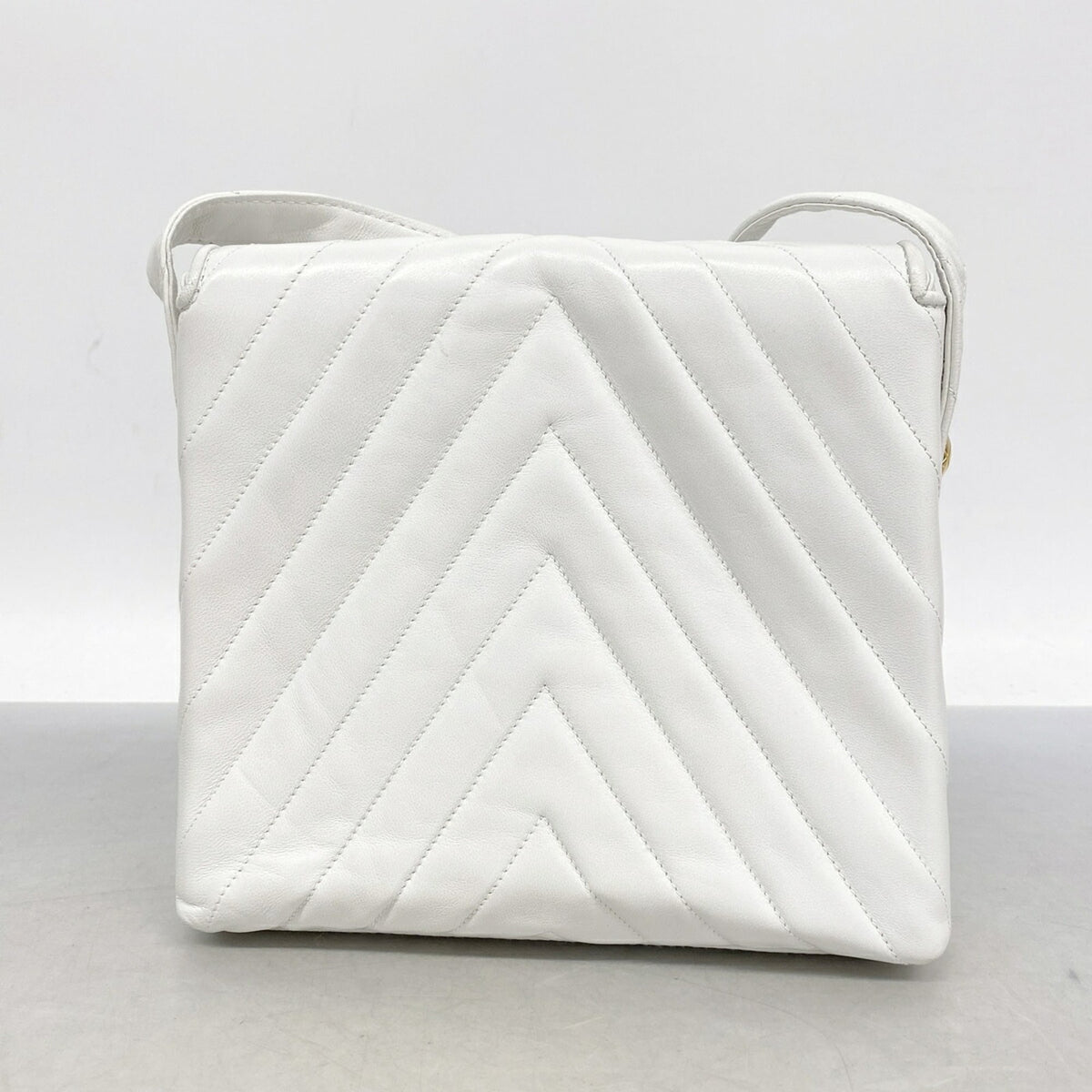 Chanel White Leather Shoulder Bag (Pre-Owned)