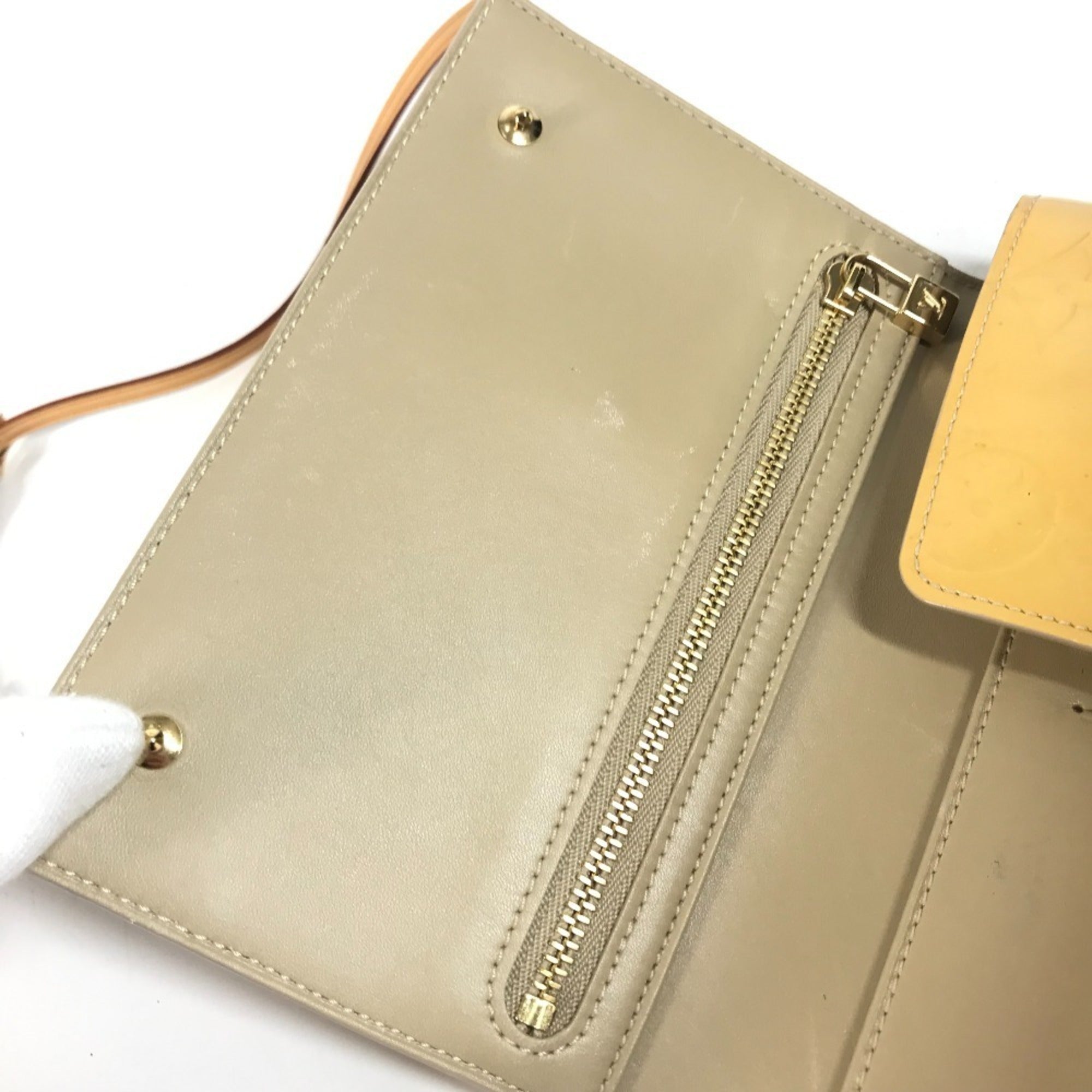 Louis Vuitton Beige Monogram Vernis Pochette Shoulder Bag (Pre-Owned)