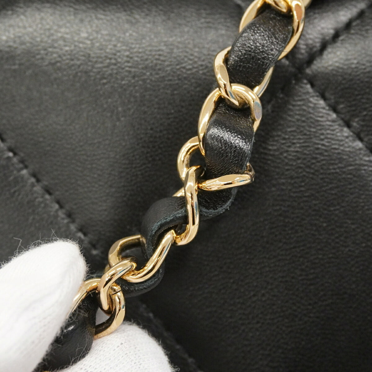 Chanel Black Leather Handbag (Pre-Owned)